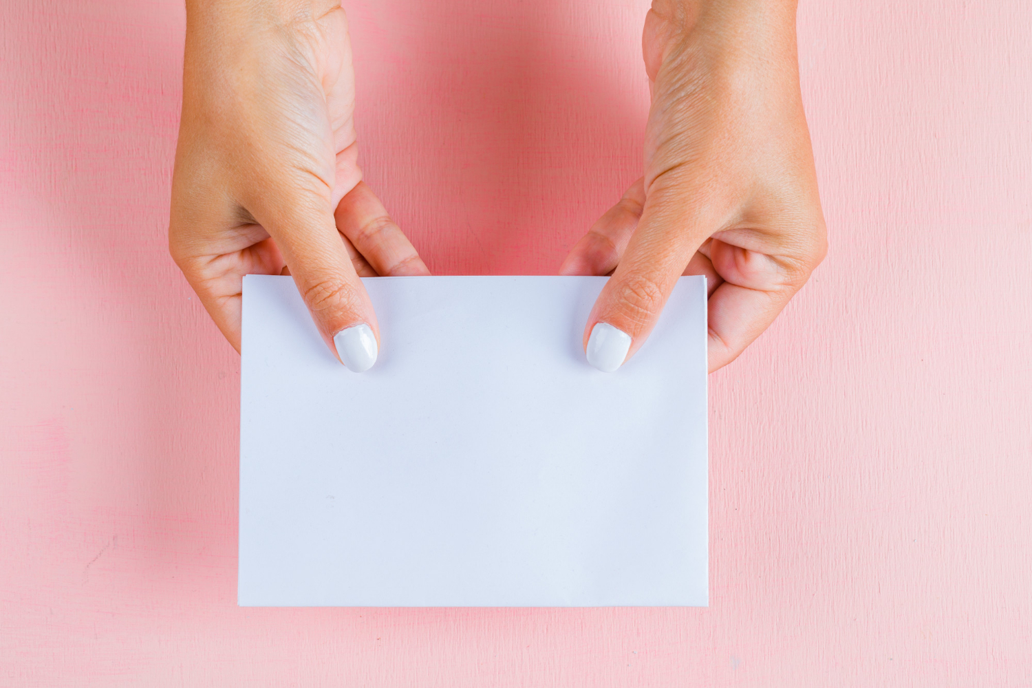 Une femme tenant une feuille de papier | Source : Freepik