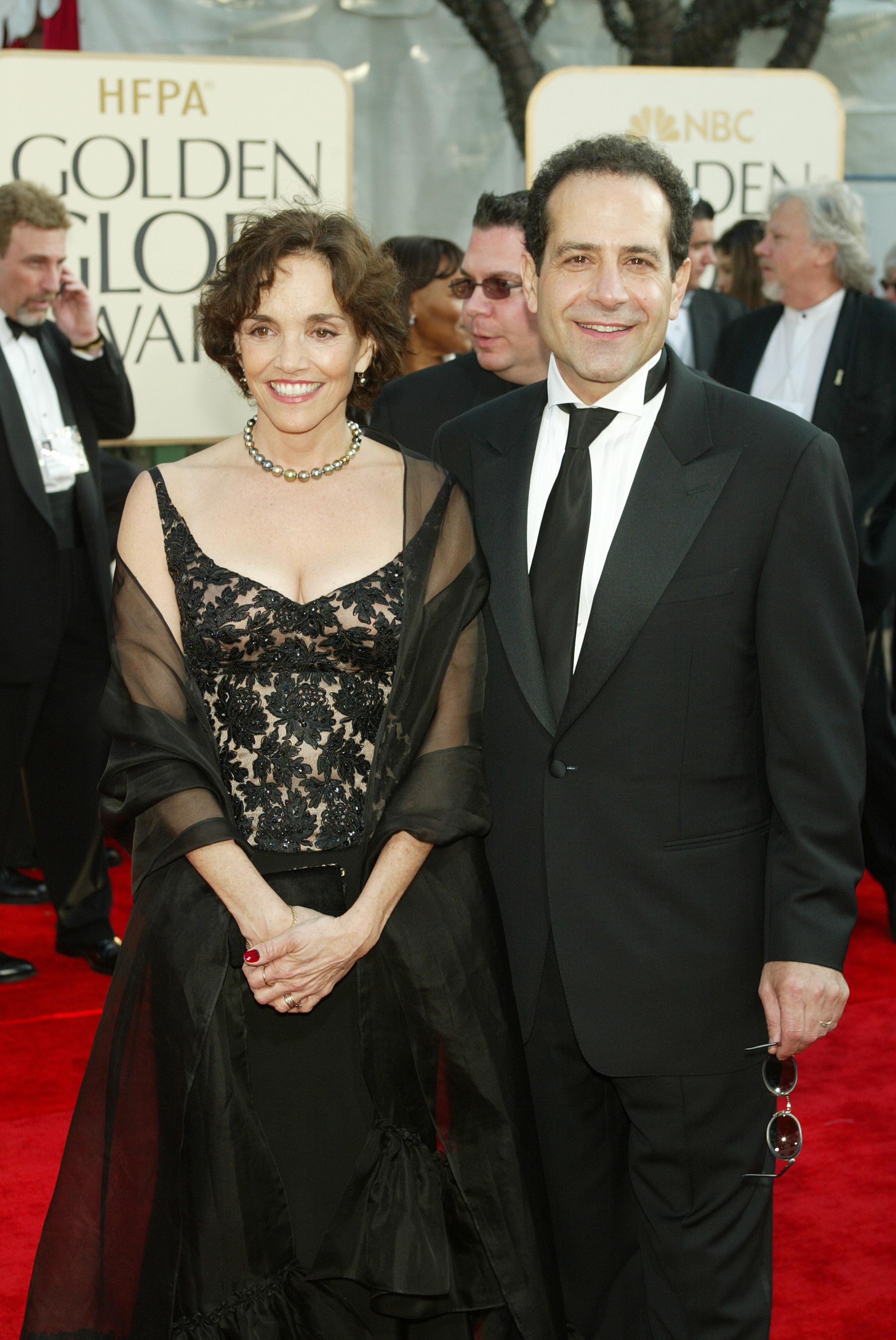 L'actrice et Tony Shalhoub lors de la 60e cérémonie des Golden Globe Awards, le 19 janvier 2003, à Beverly Hills, en Californie. | Source : Getty Images