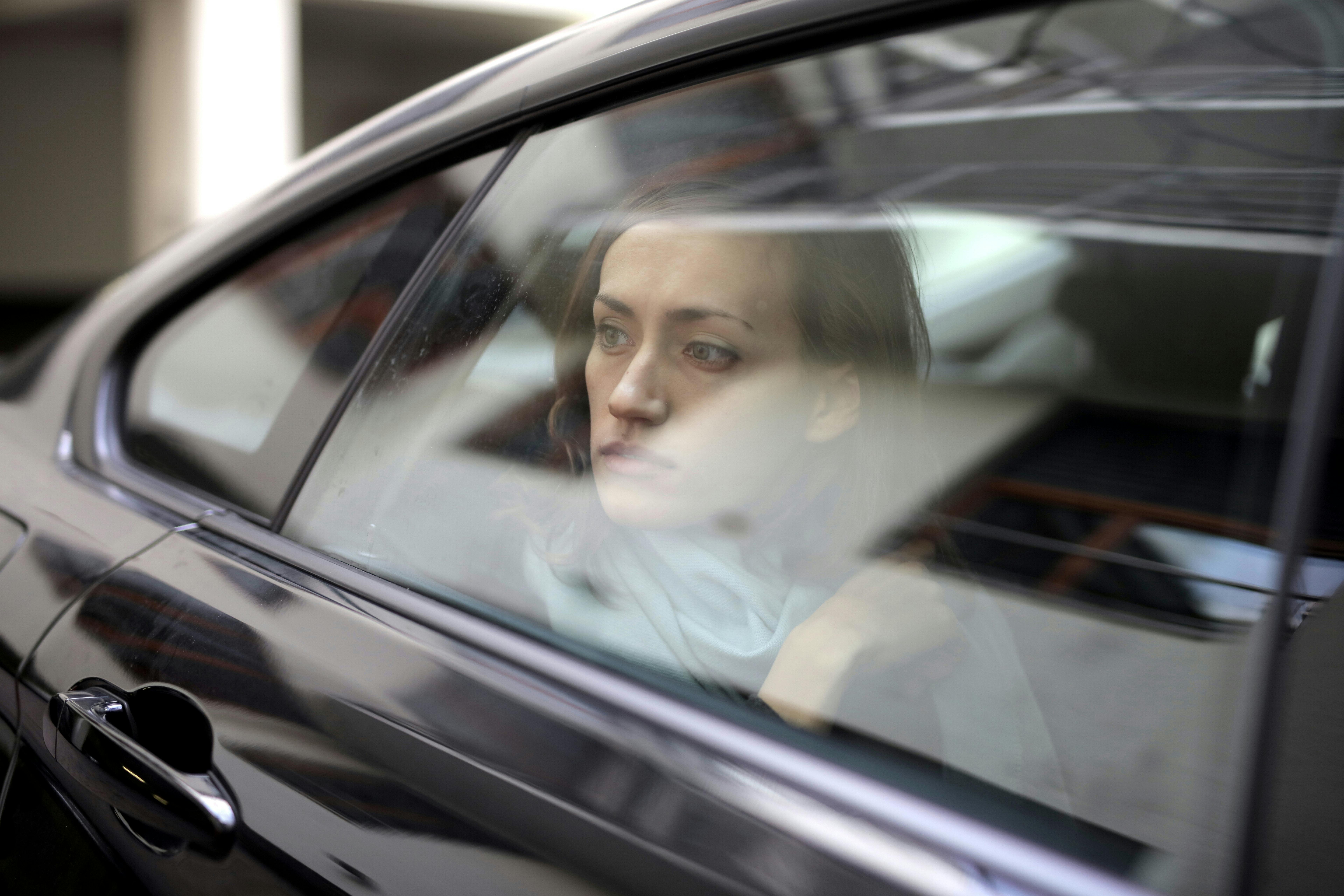 Une femme regardant par la fenêtre d'une voiture | Source : Pexels