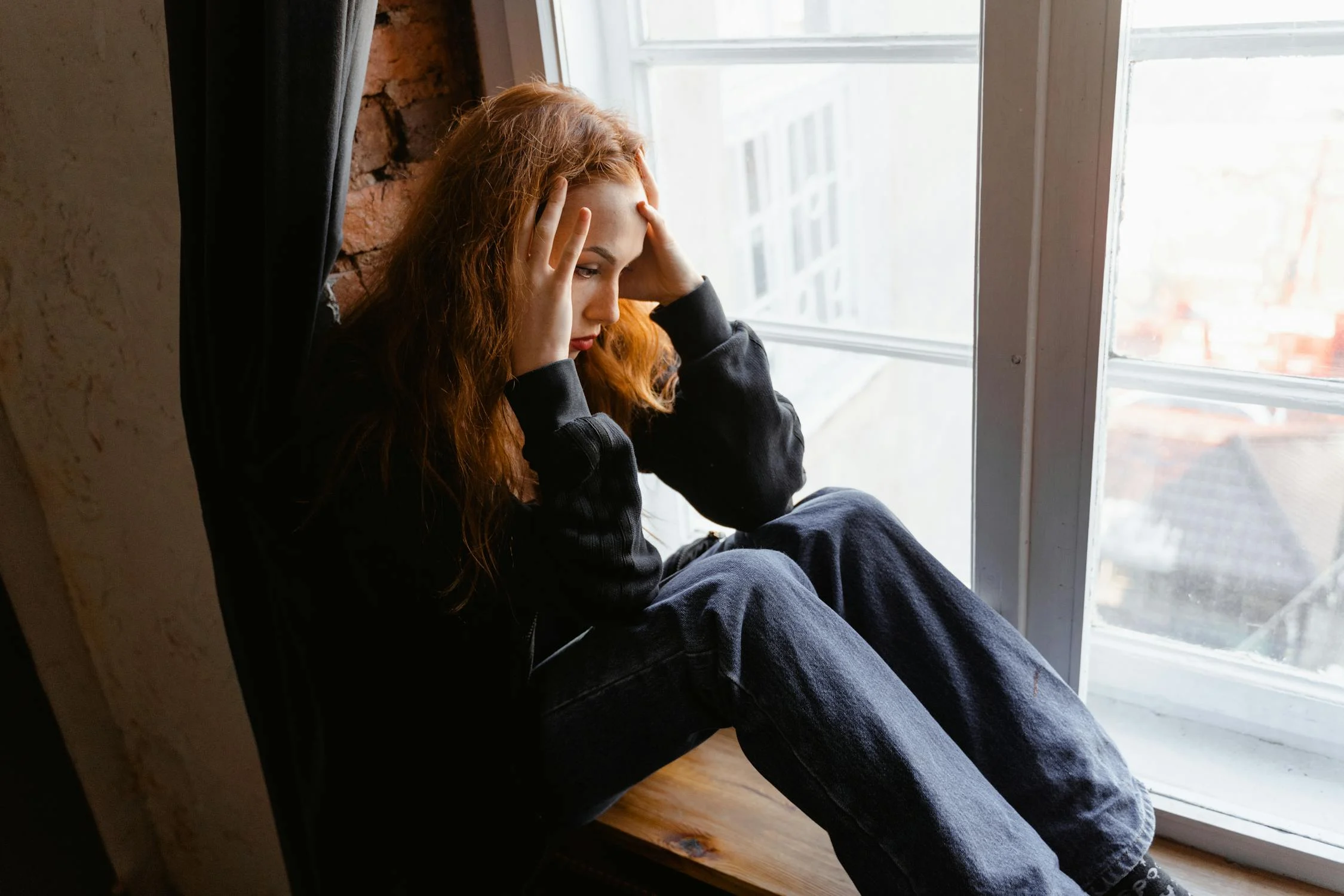 Une femme choquée assise dans son salon | Source : Pexels