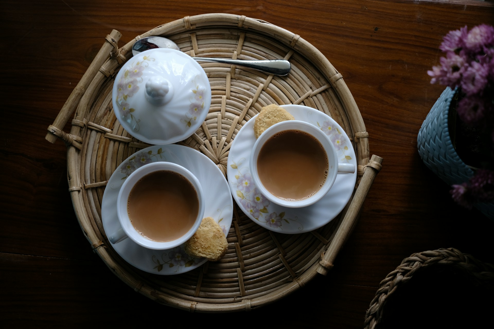Deux tasses de thé sur un plateau | Source : Unsplash