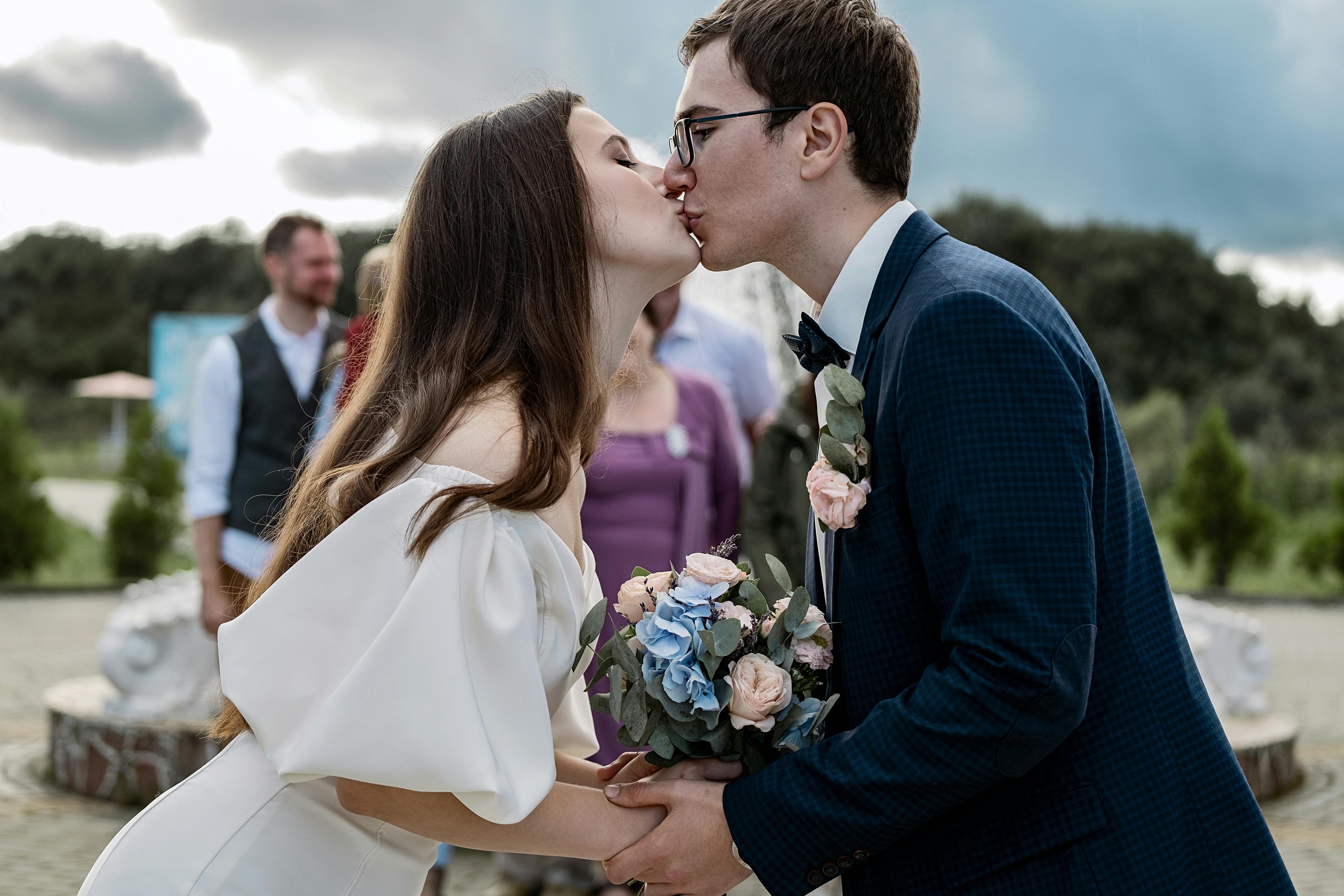 Une mariée et un marié qui s'embrassent | Source : Pexels