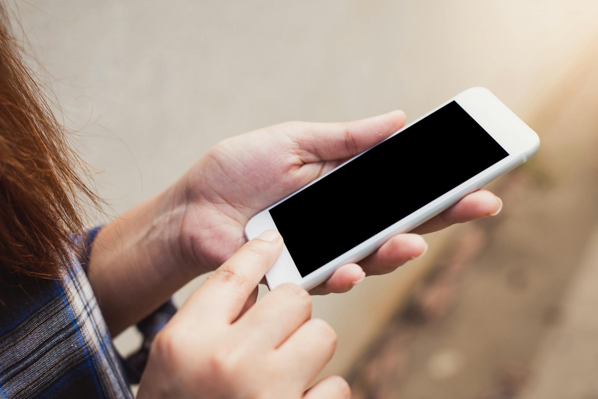 Une femme utilisant un téléphone portable | Source : Pexels