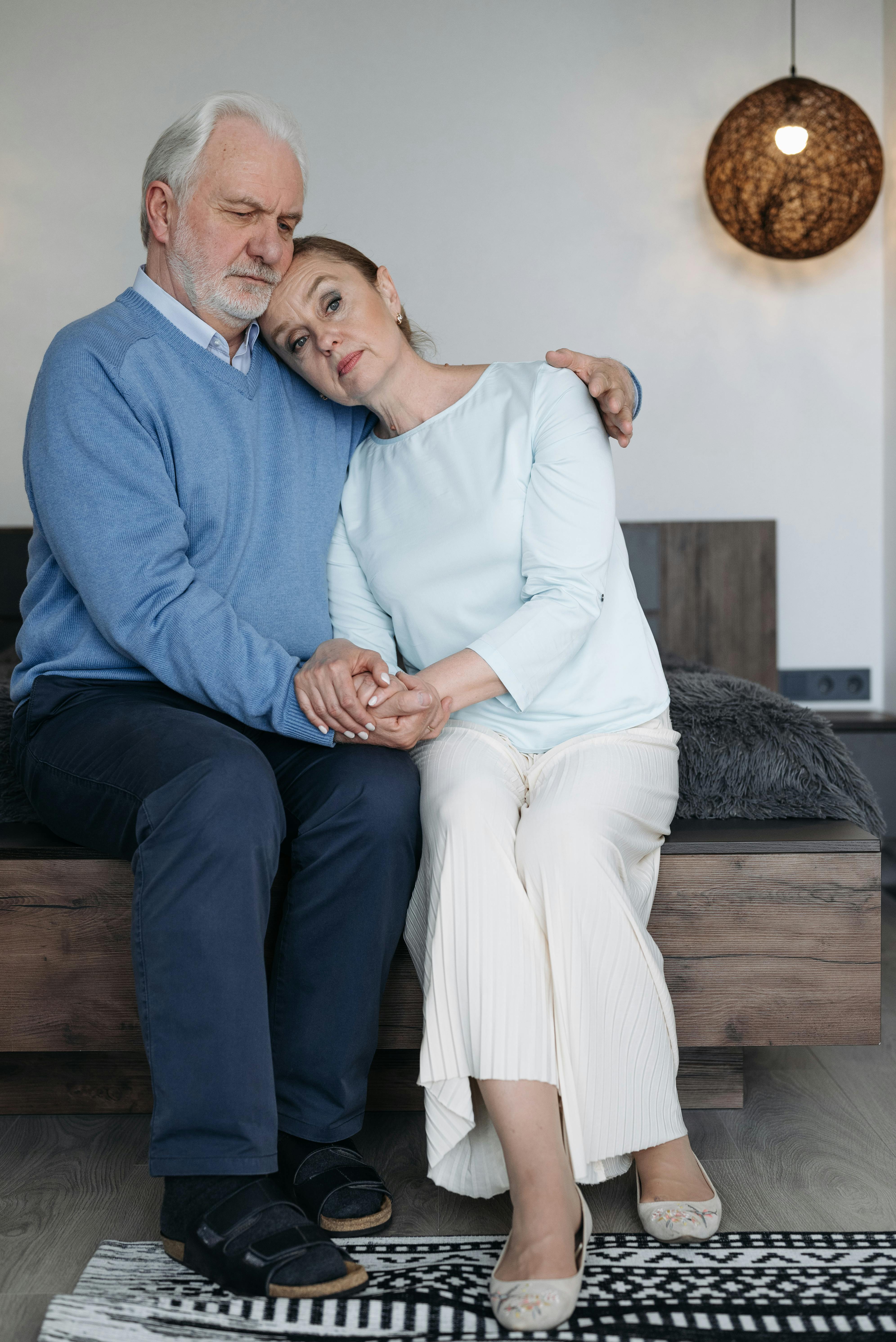 Un homme réconfortant sa femme | Source : Pexels