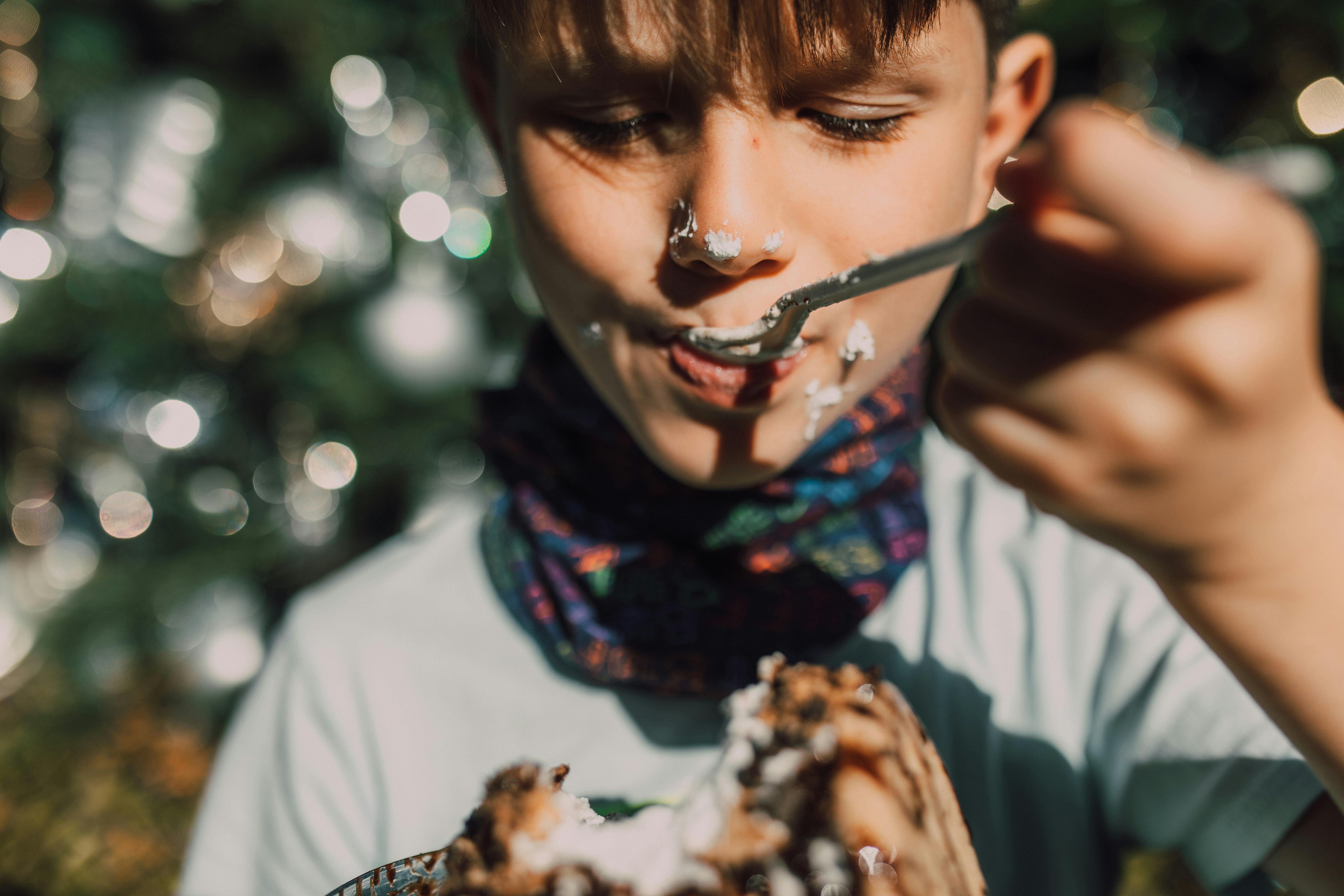 Un enfant mangeant un dessert | Source : Pexels
