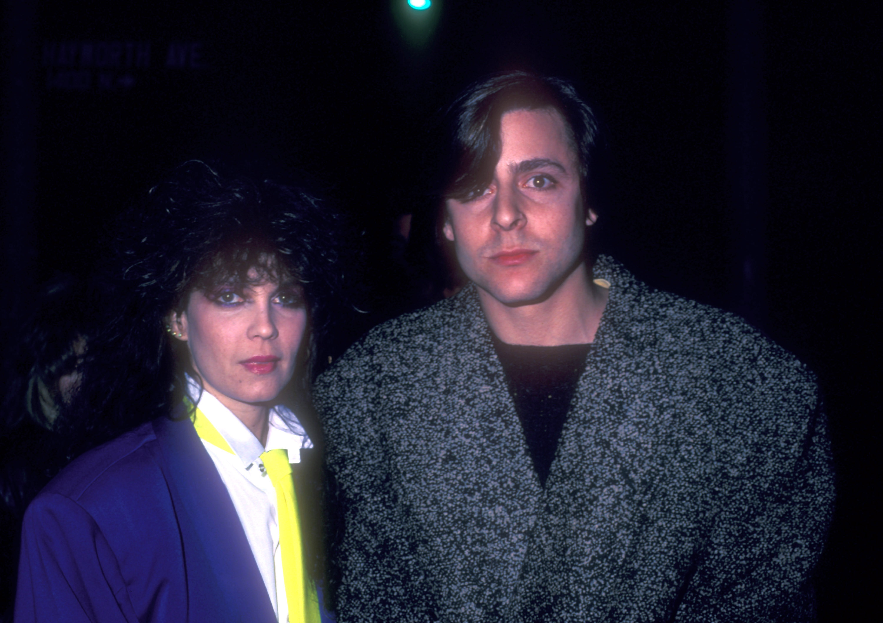 Il est arrivé à la Directors Guild of America à Los Angeles aux côtés de la créatrice de bijoux Loree Rodkin pour la première très médiatisée de 1985 qui a officiellement marqué le début de sa carrière au grand écran. | Source : Getty Images