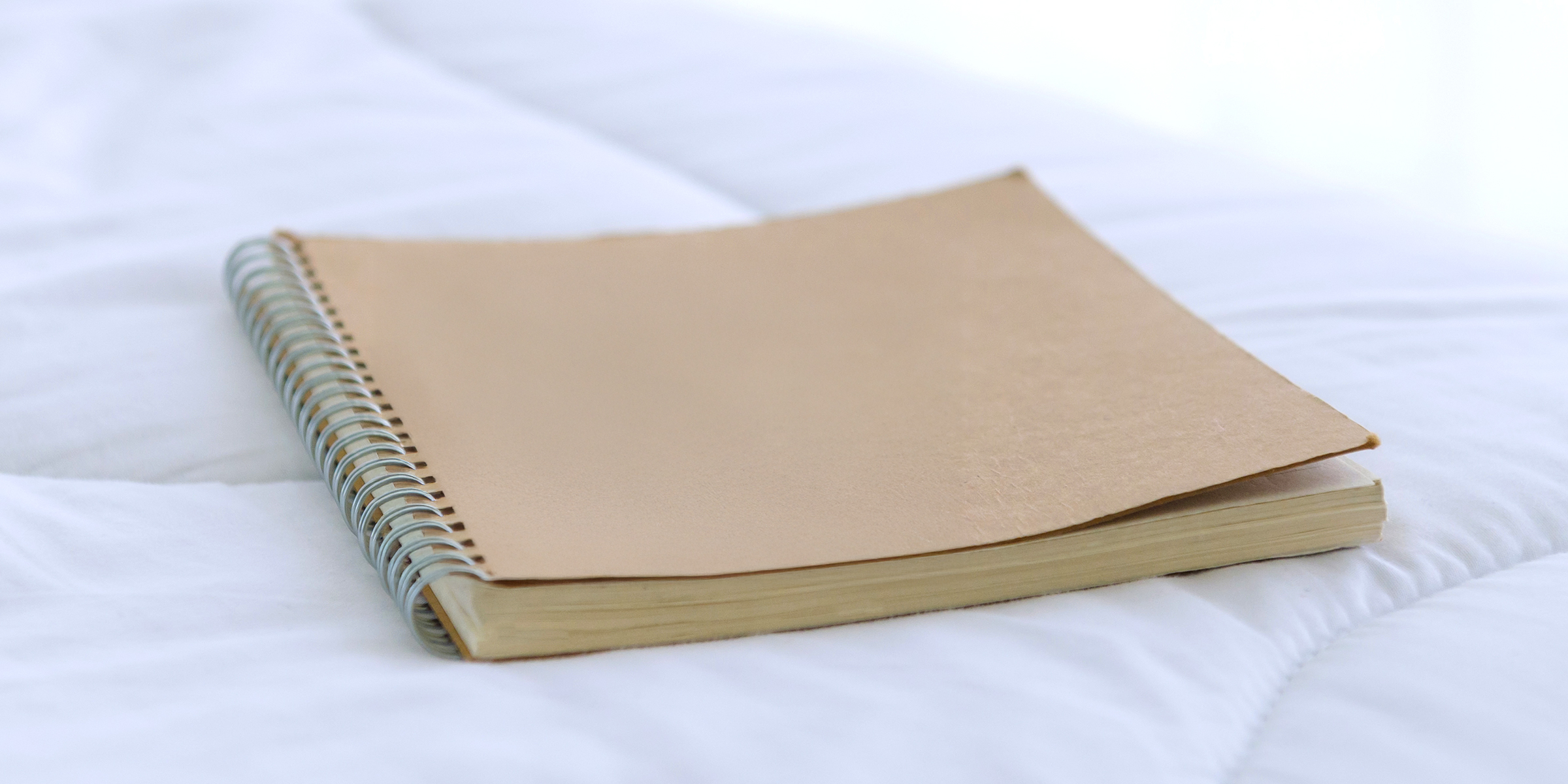 Un journal fermé à reliure spirale | Source : Shutterstock
