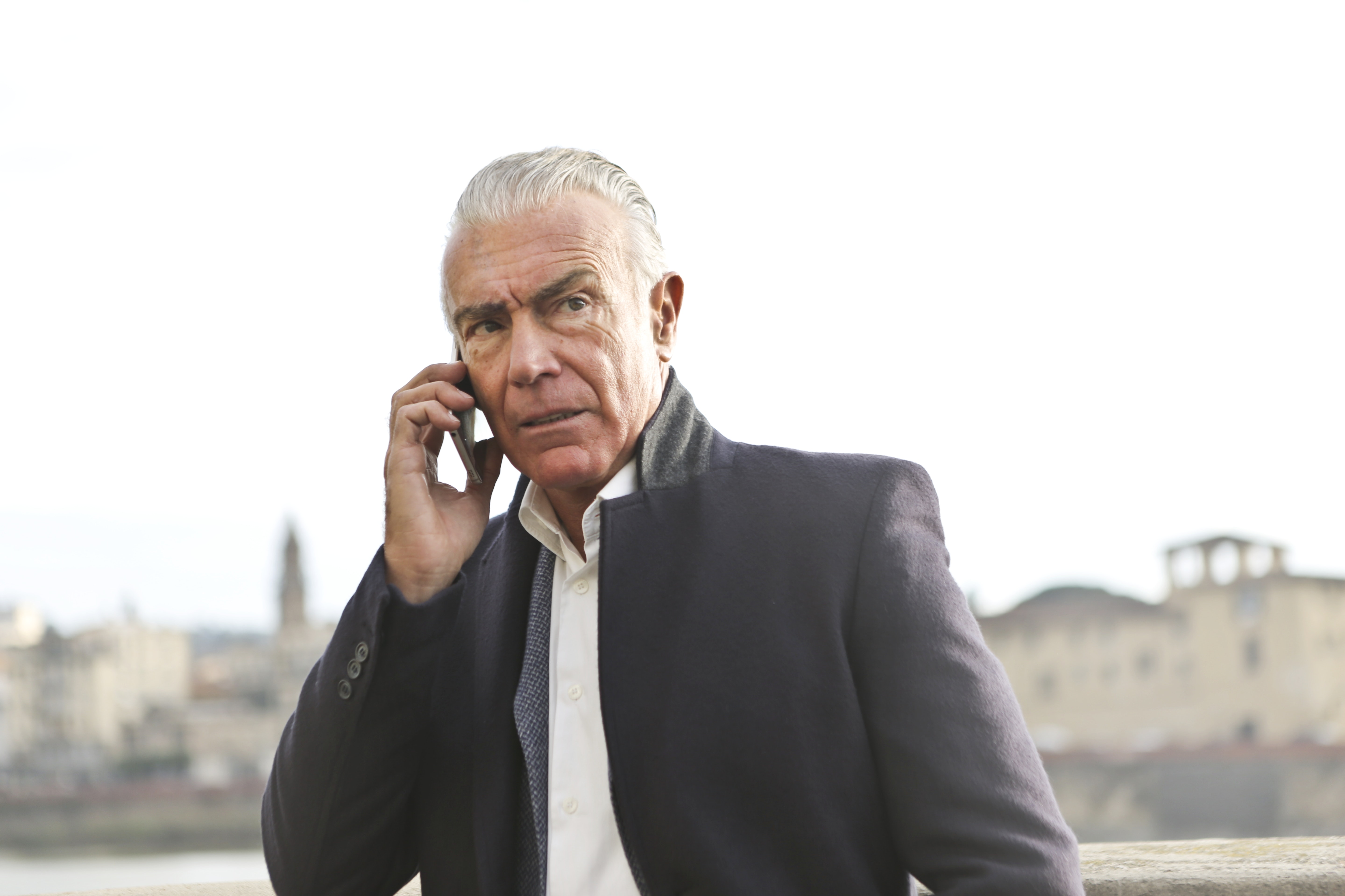 Un homme âgé engagé dans un appel téléphonique | Source : Pexels