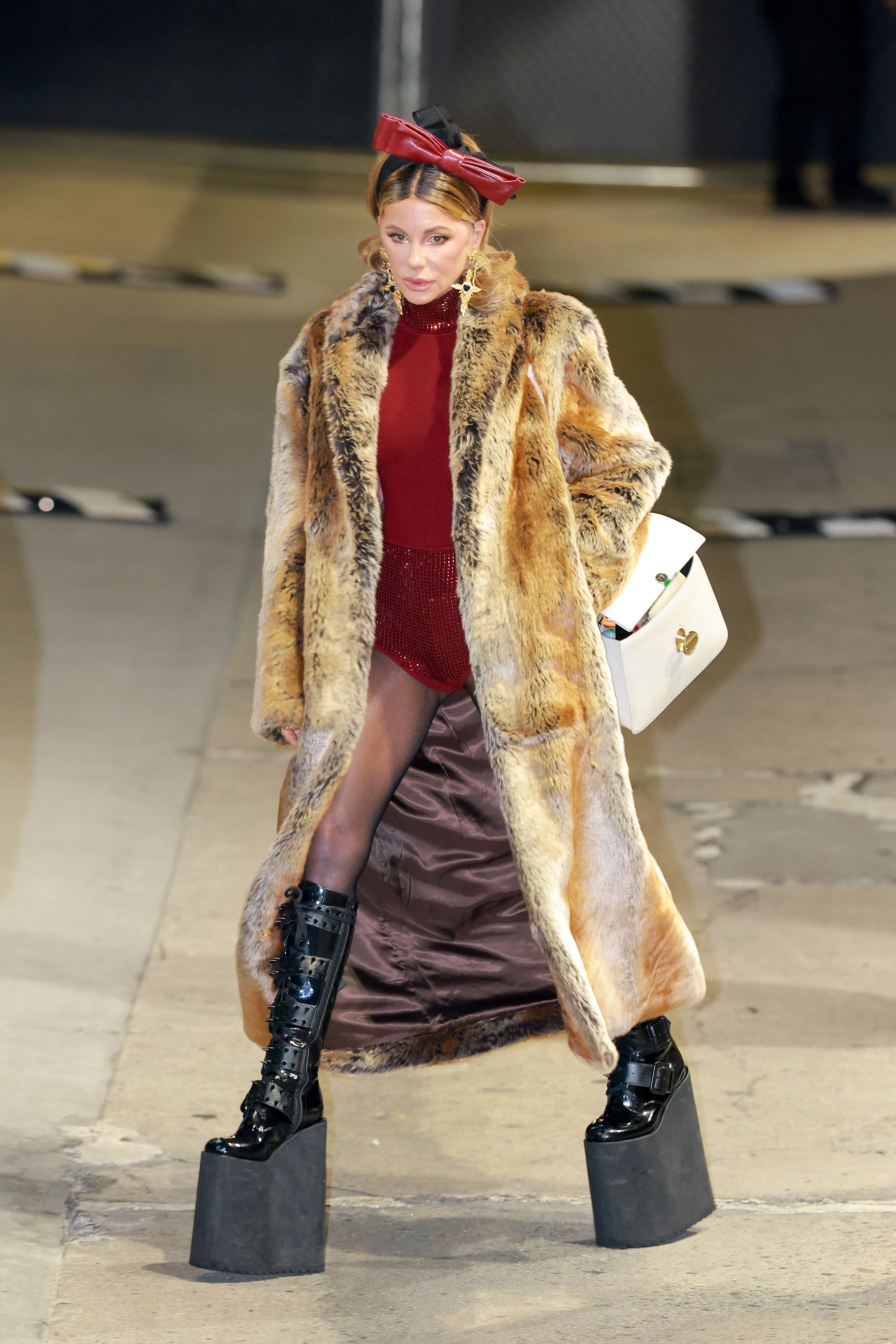 Le corps tonique de Kate Beckinsale est encore plus visible ici. Malgré son âge, elle conserve des jambes minces, recouvertes de collants foncés légèrement translucides. On peut également voir plus en détail les boucles de ceinture de ses bottes militaires.