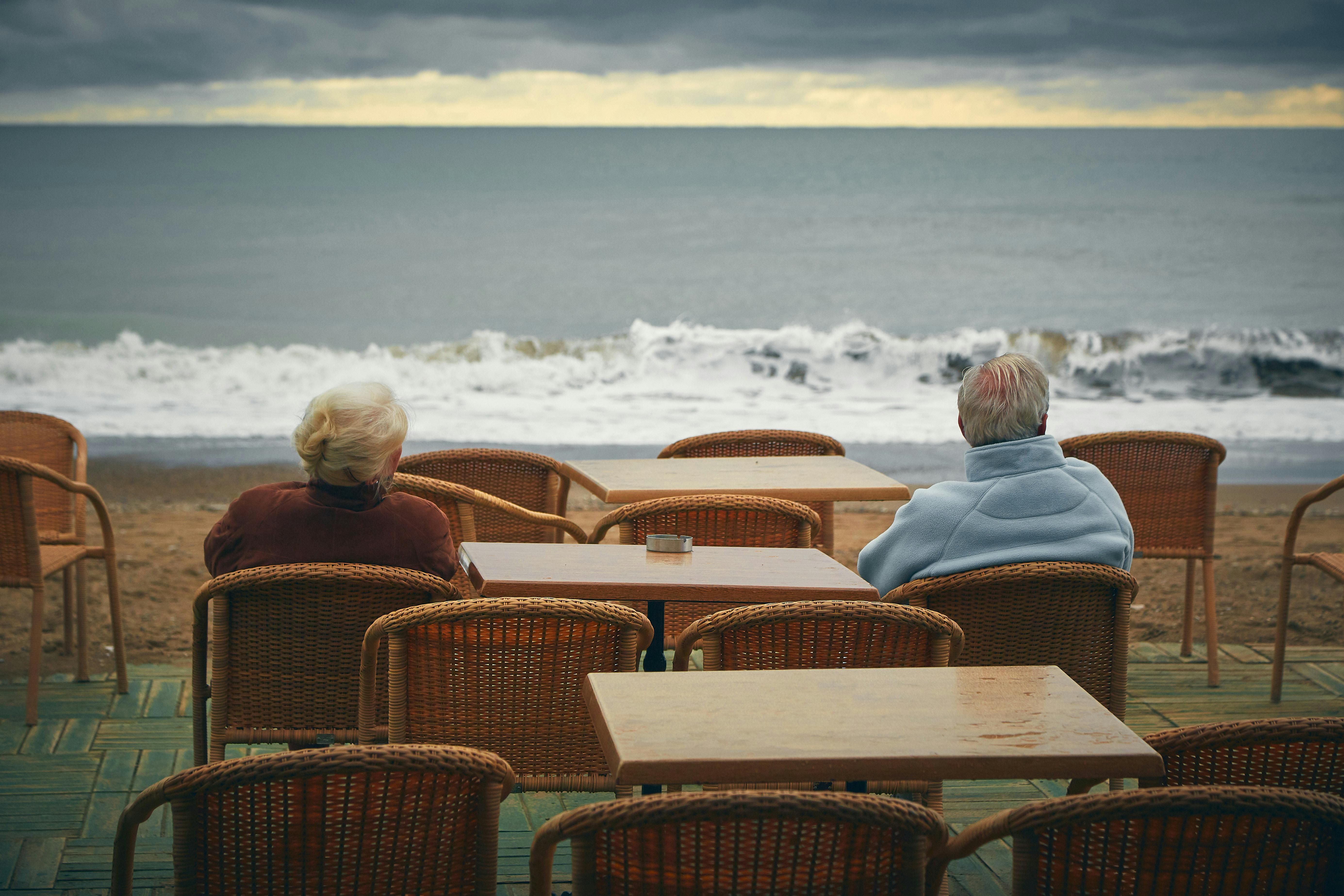 Un couple de seniors qui regarde la mer en vacances | Source : Pexels