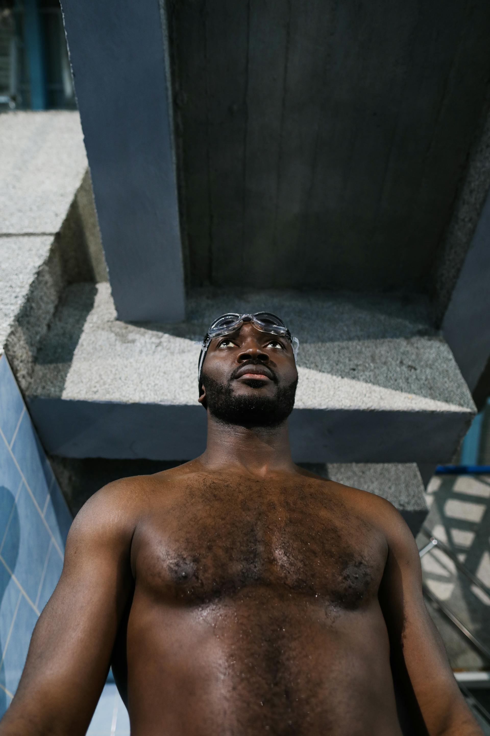 Un homme au bord d'une piscine | Source : Pexels