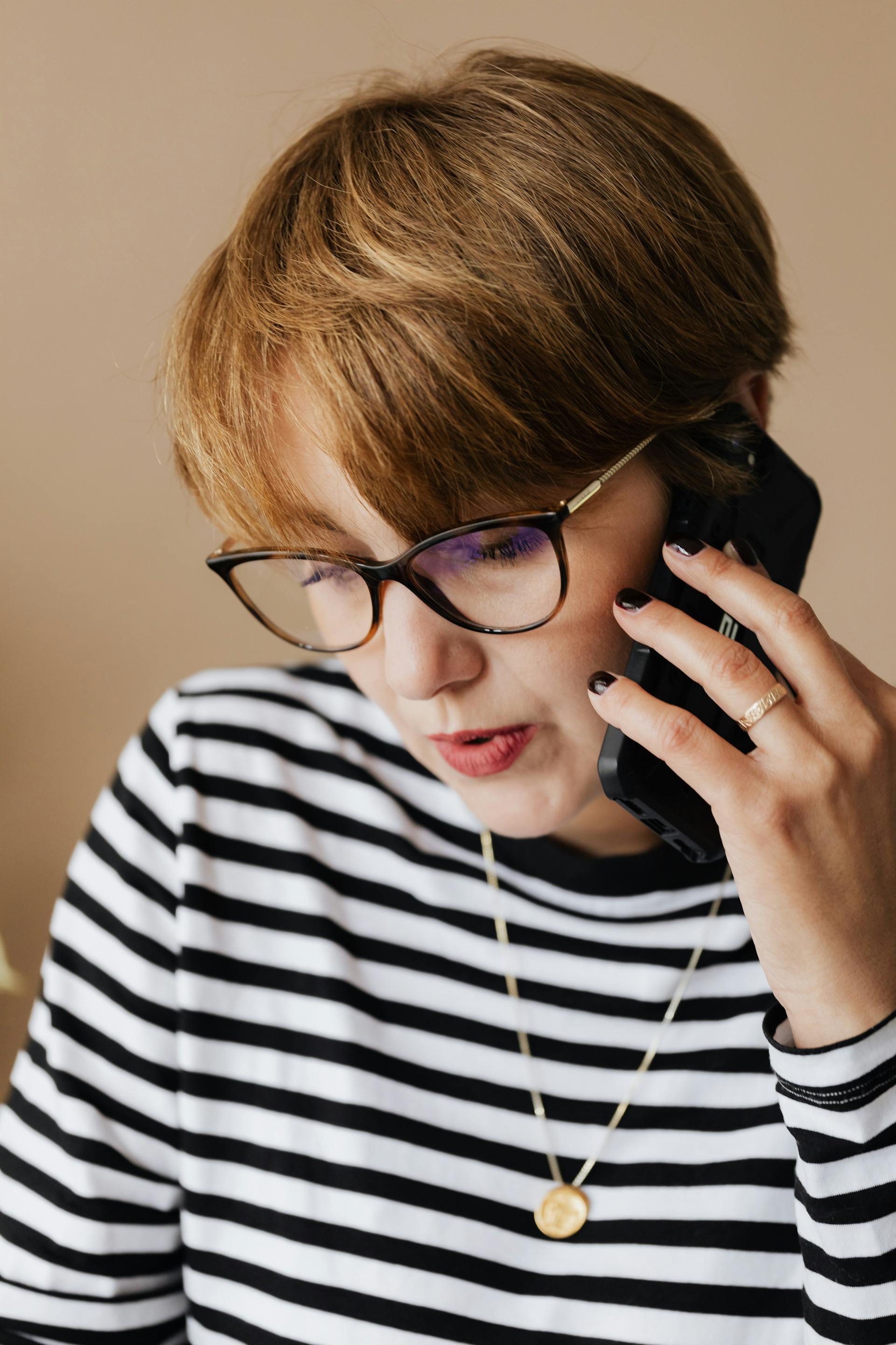 Une femme qui parle au téléphone | Source : Pexels
