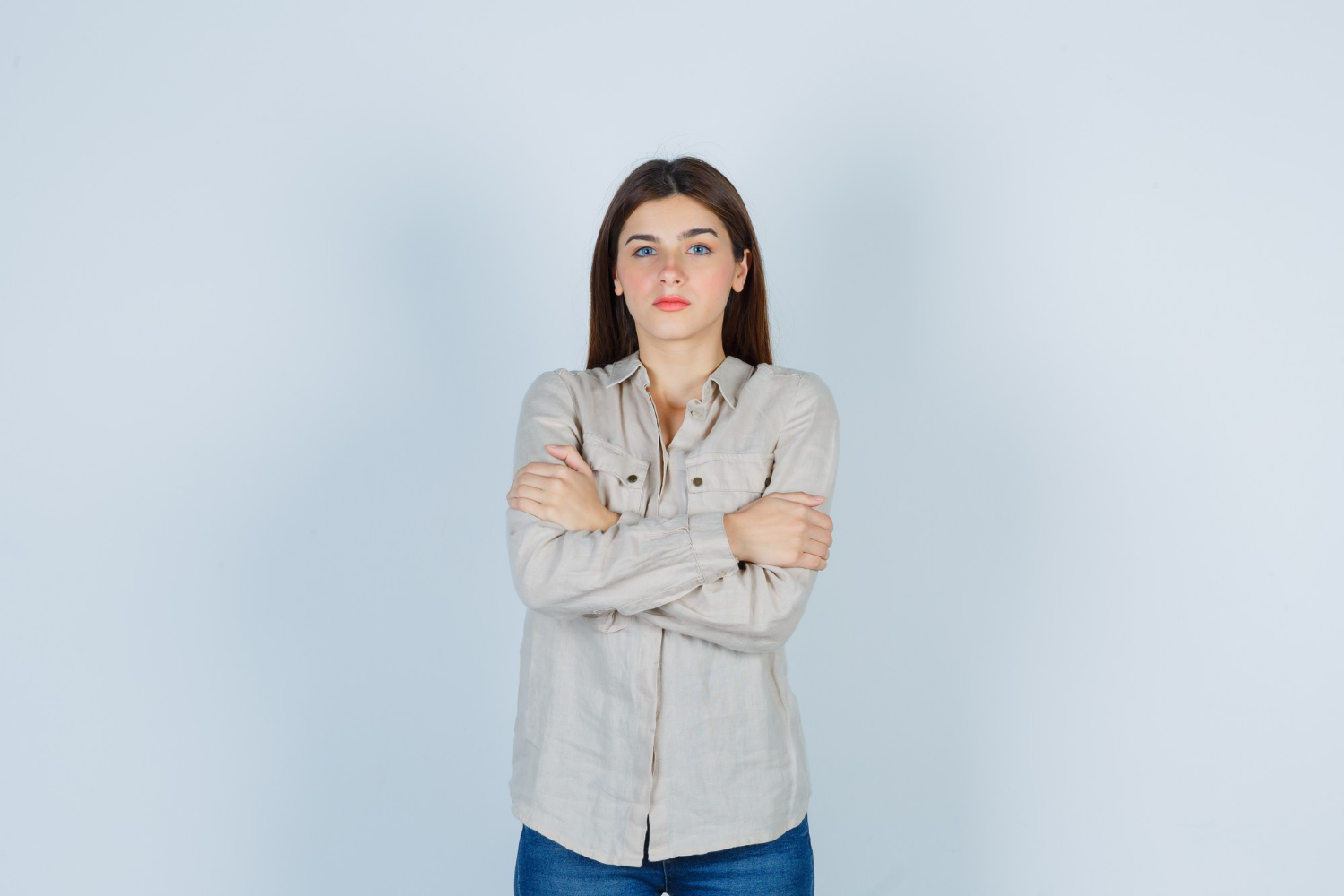 Une jeune femme confuse | Source : Freepik