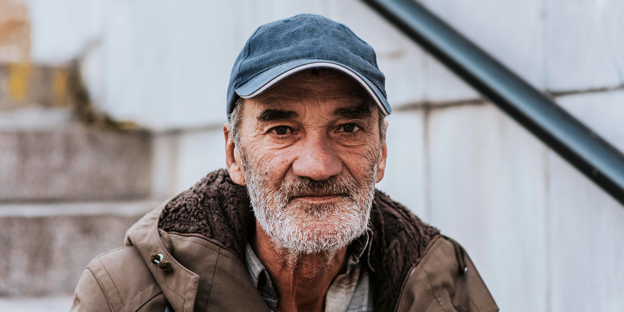 Un homme âgé qui a l'air humble | Source : Freepik