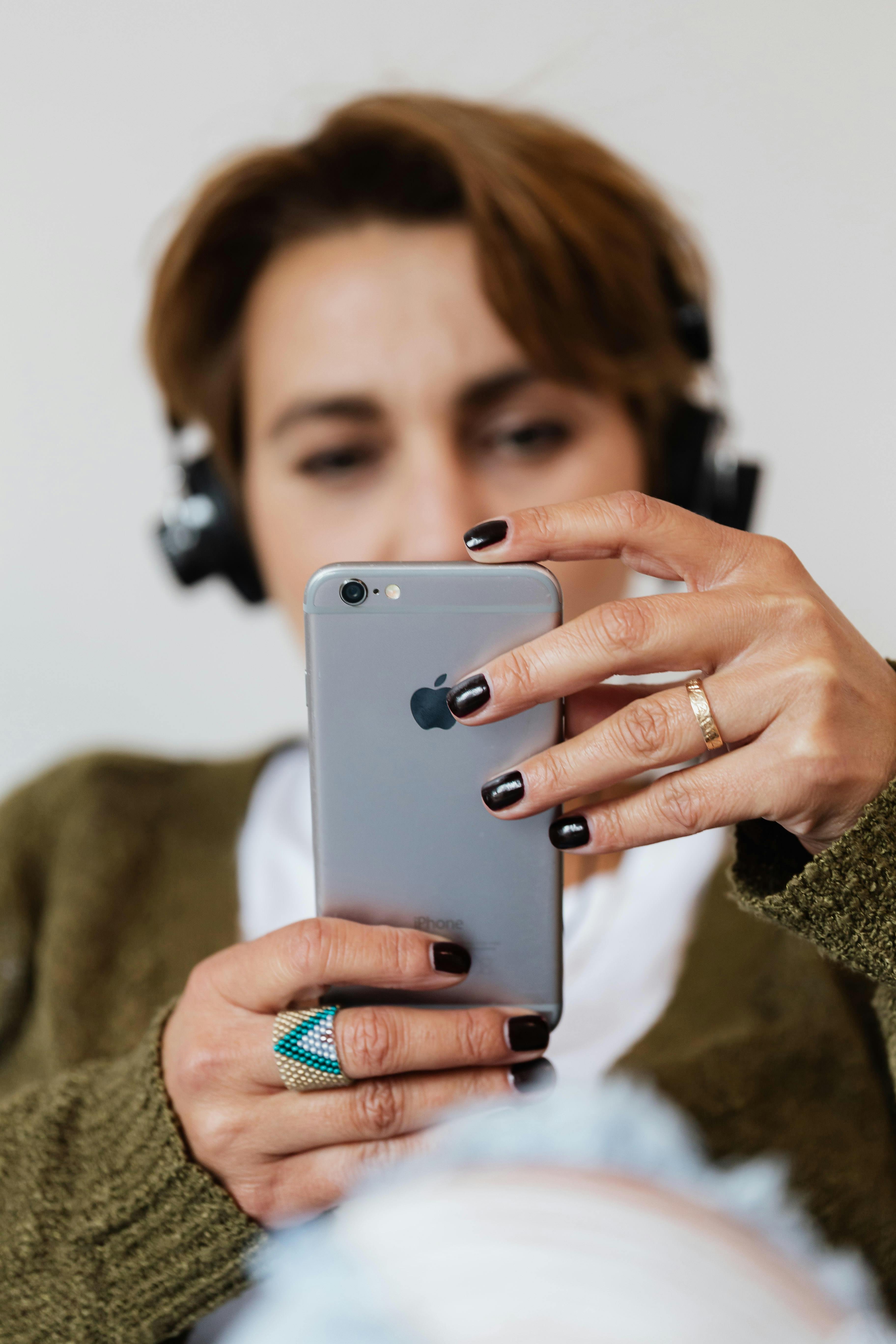 Monica réagit avec incrédulité et accepte d'aider Jane | Source : Pexels