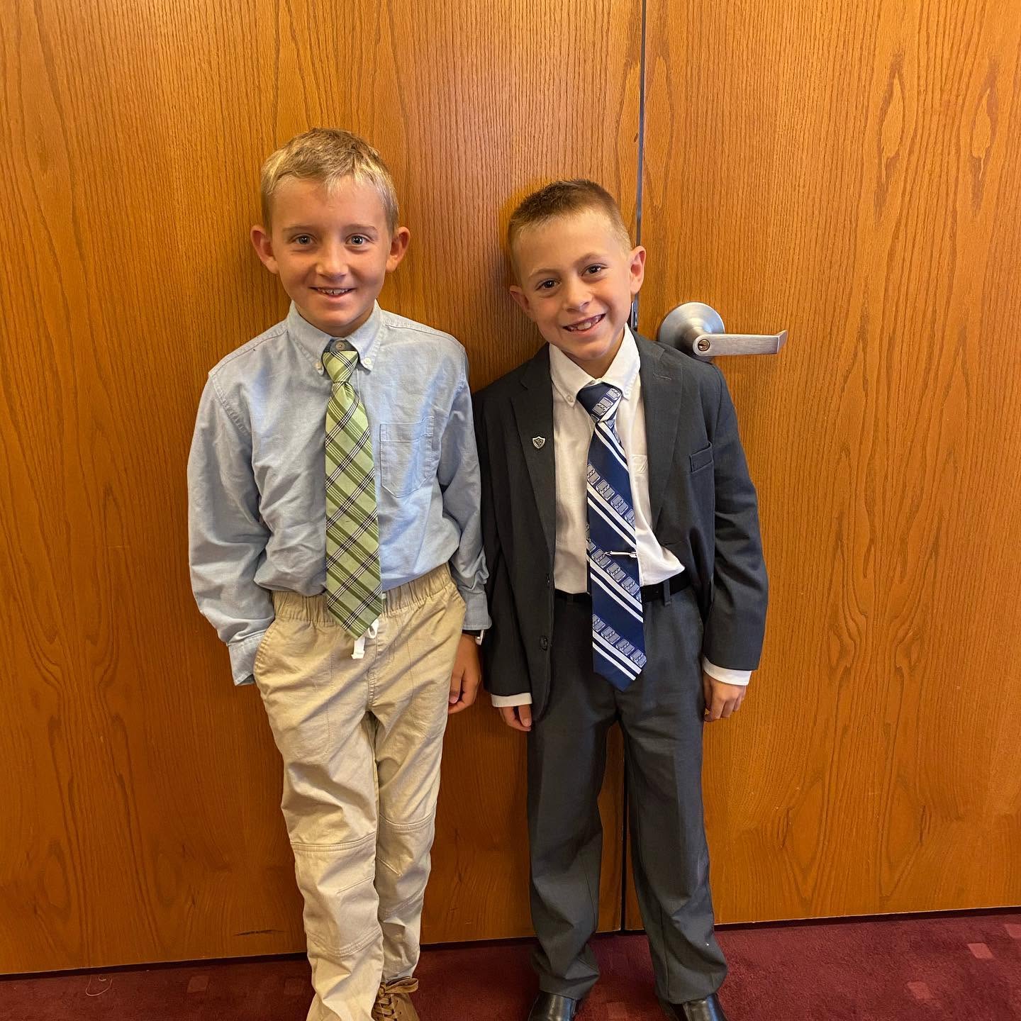 Les deux plus jeunes garçons exhibent leurs costumes assortis et leurs grands sourires, illustrant bien la complicité enjouée qui règne entre les frères. | Source : Facebook/katrina.g.long