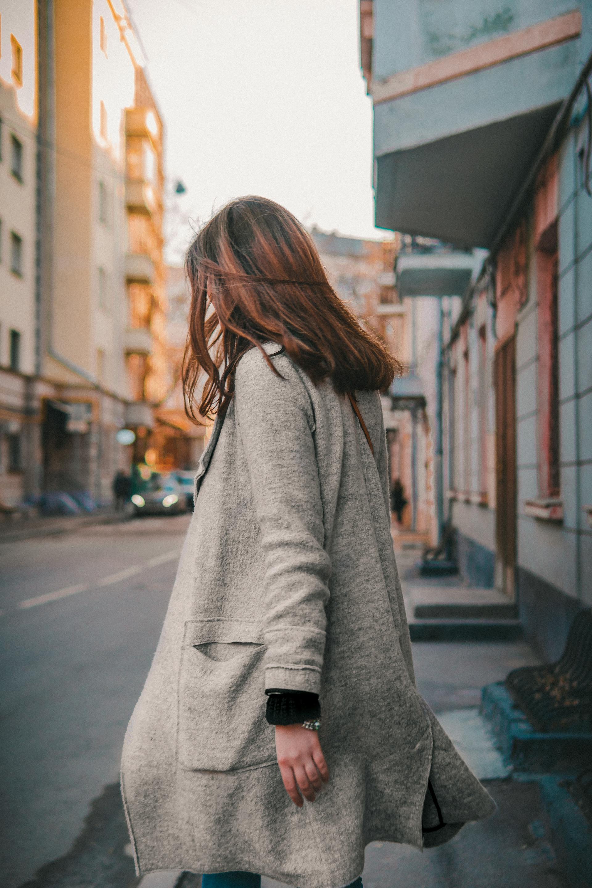 Une femme en manteau gris qui s'éloigne | Source : Pexels
