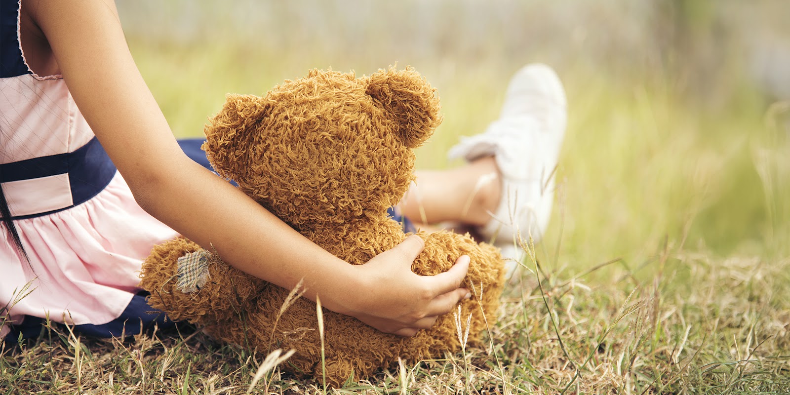 Une fille avec un ours en peluche | Source : Shutterstock