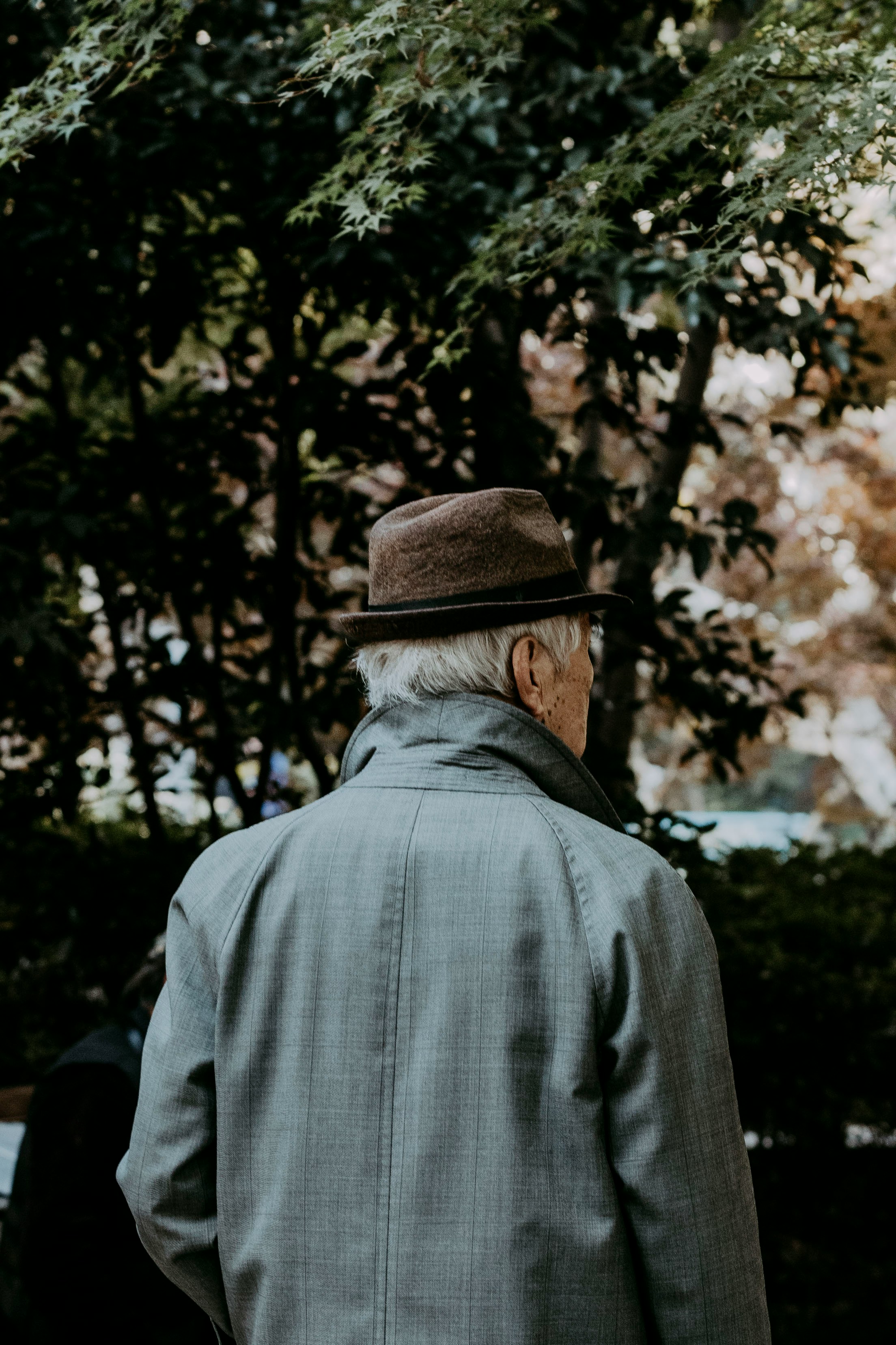 Vieil homme à l'extérieur | Source : Unsplash