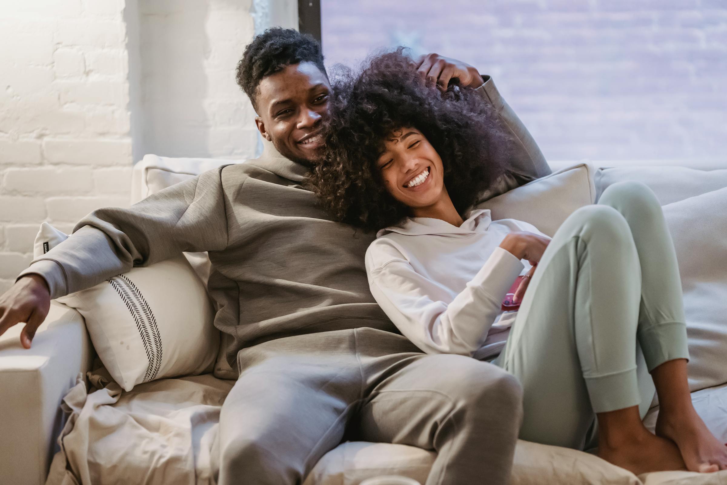 Un couple sur le canapé | Source : Pexels