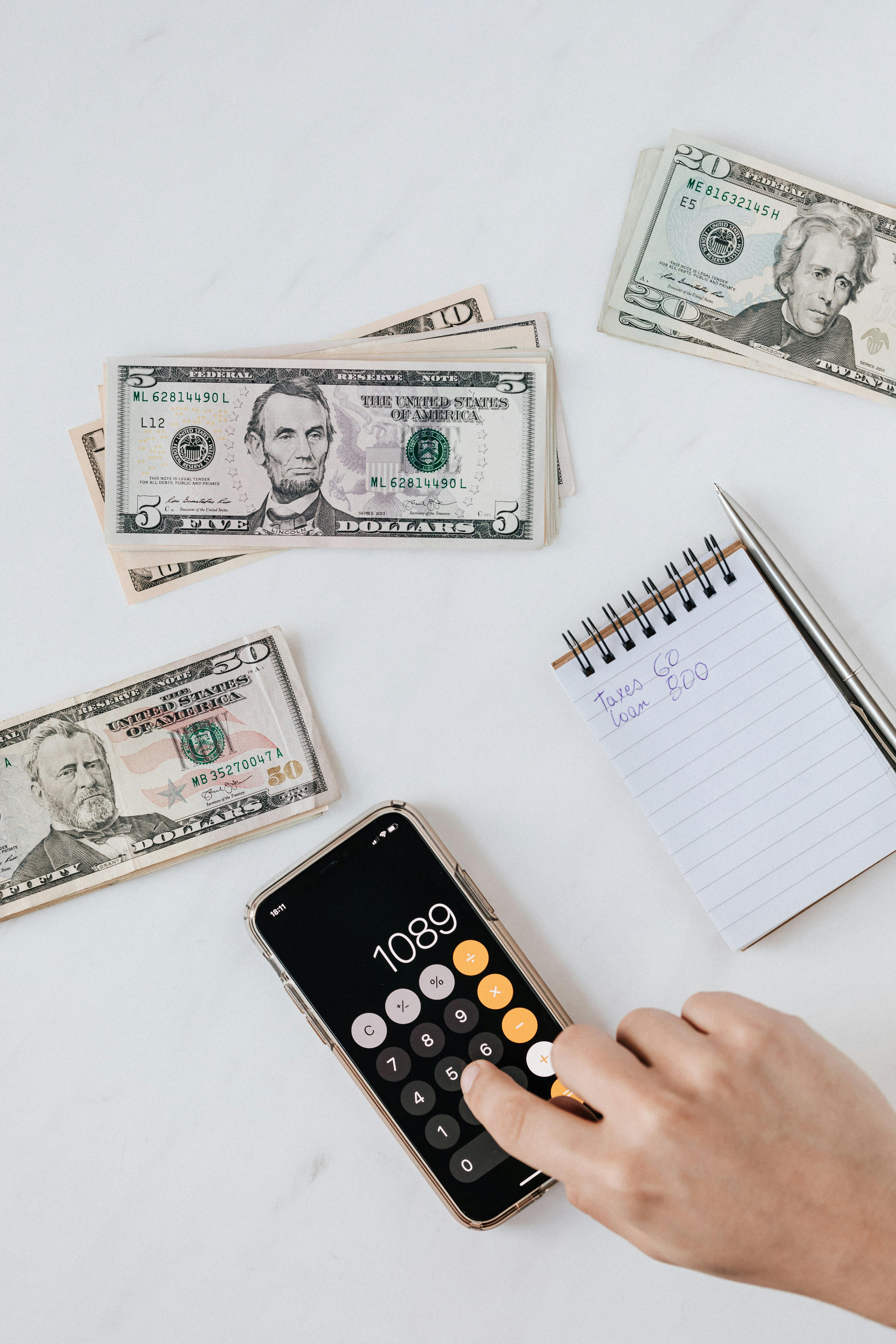 Un homme qui fait son budget | Source : Pexels