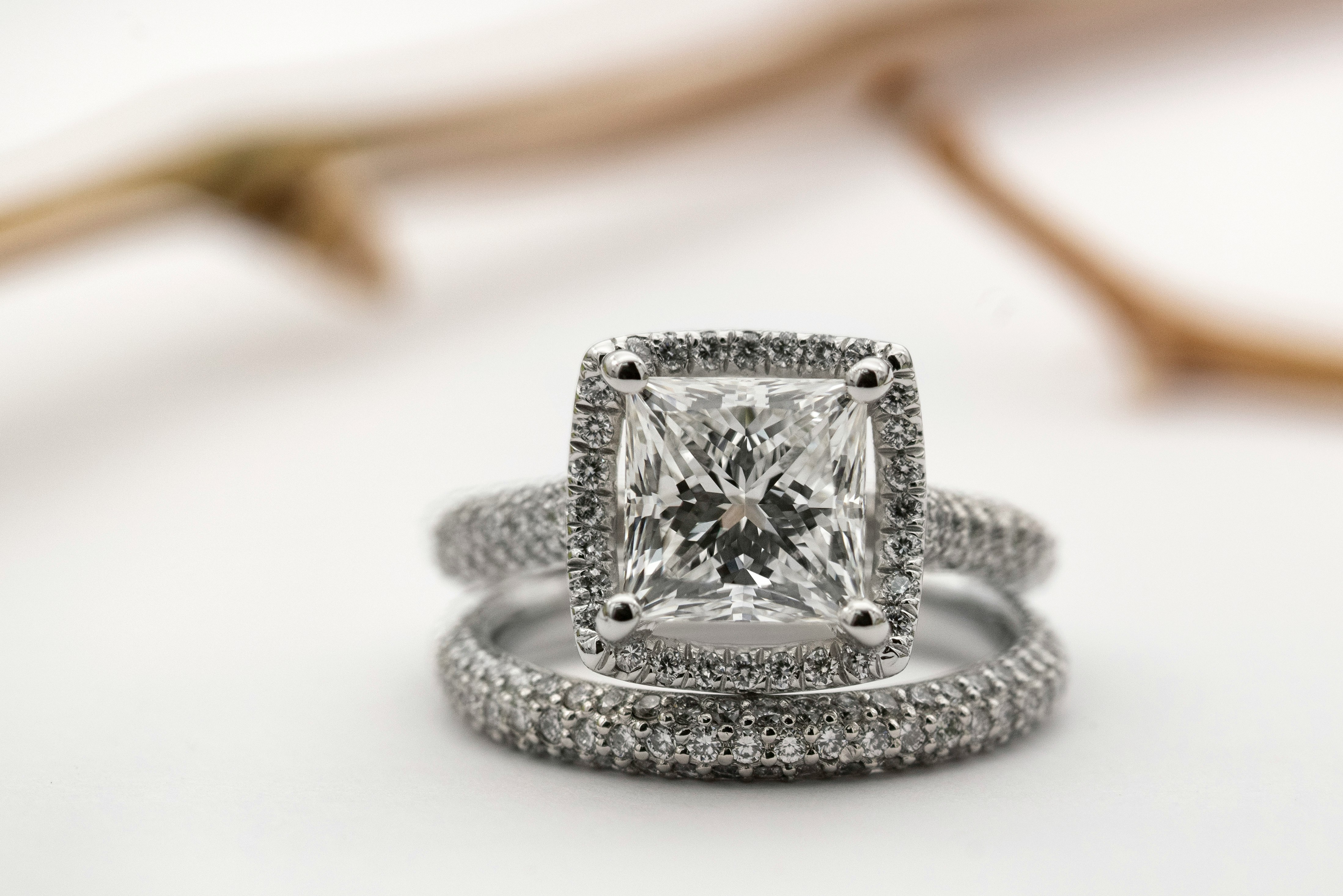 Bagues en diamant dans un présentoir | Source : Unsplash