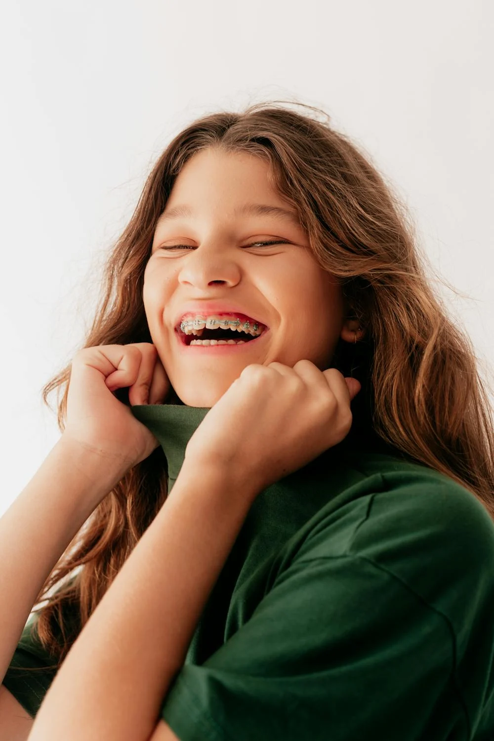 Une jeune femme qui rit | Source : Pexels
