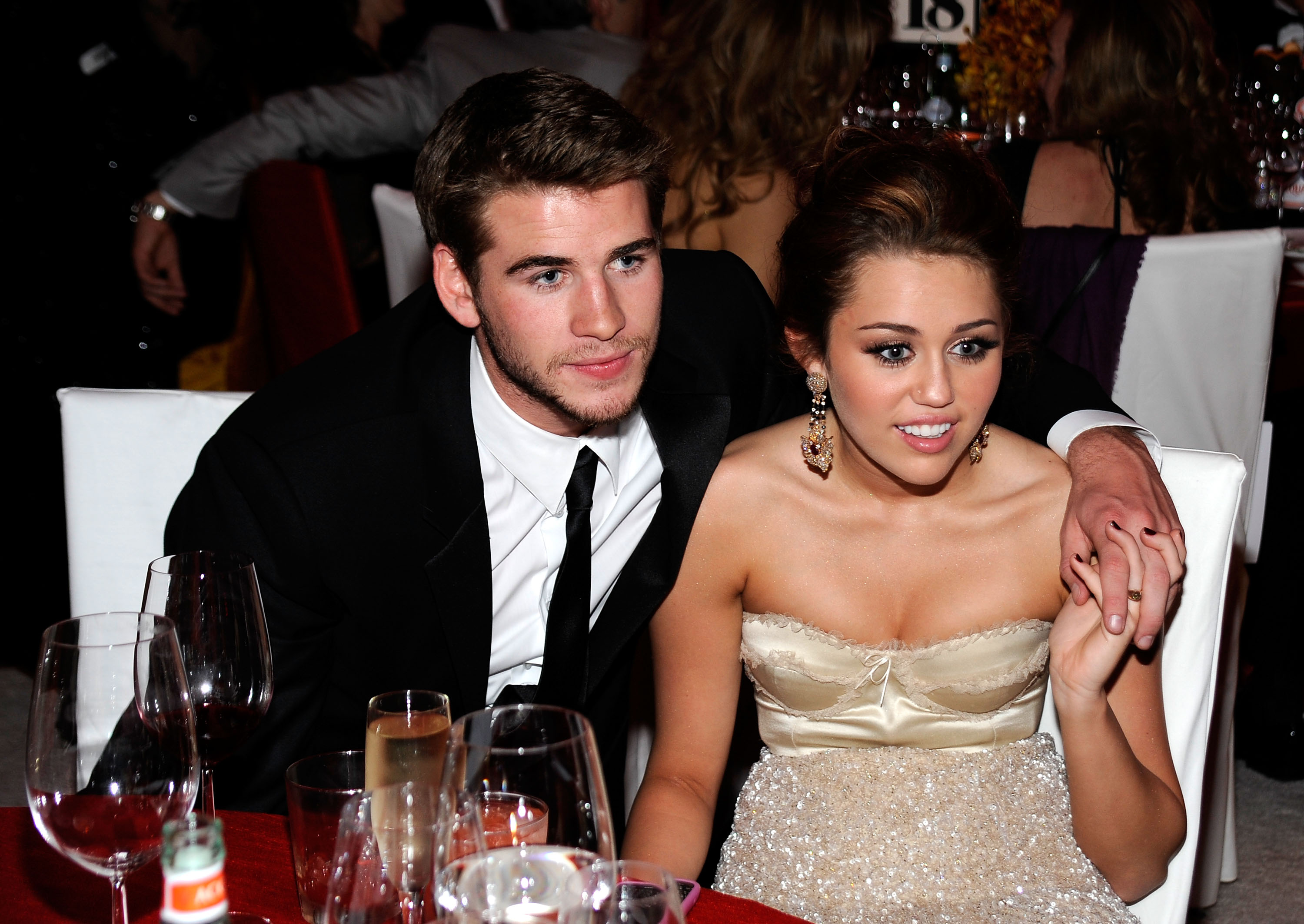Liam Hemsworth et Miley Cyrus à la 18e soirée annuelle des Oscars de la fondation Elton John AIDS, le 7 mars 2010, à West Hollywood, en Californie. | Source : Getty Images