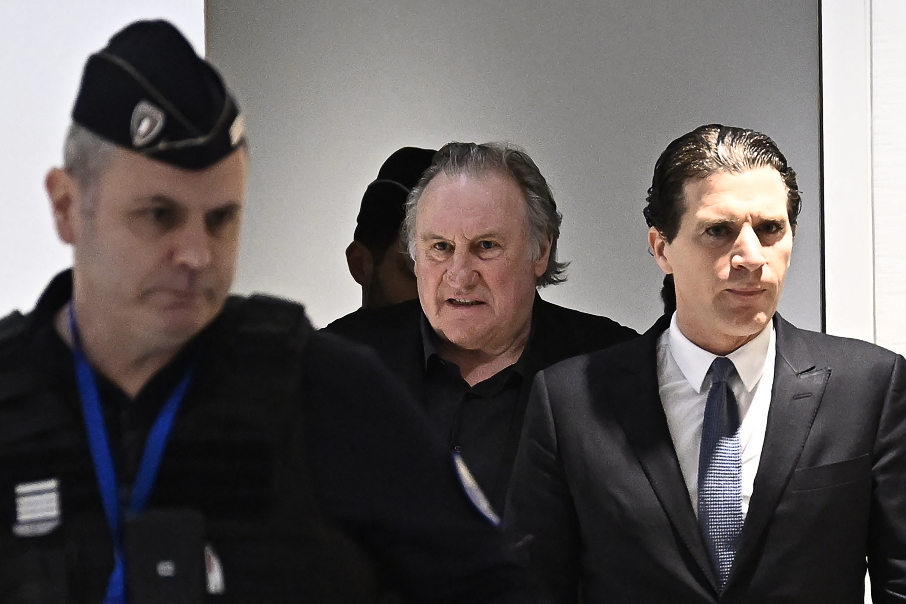 L'acteur français Gérard Depardieu (au centre) arrive au tribunal pour répondre à des accusations d'agression sexuelle, le 24 mars à Paris, en France I Source : Getty Images
