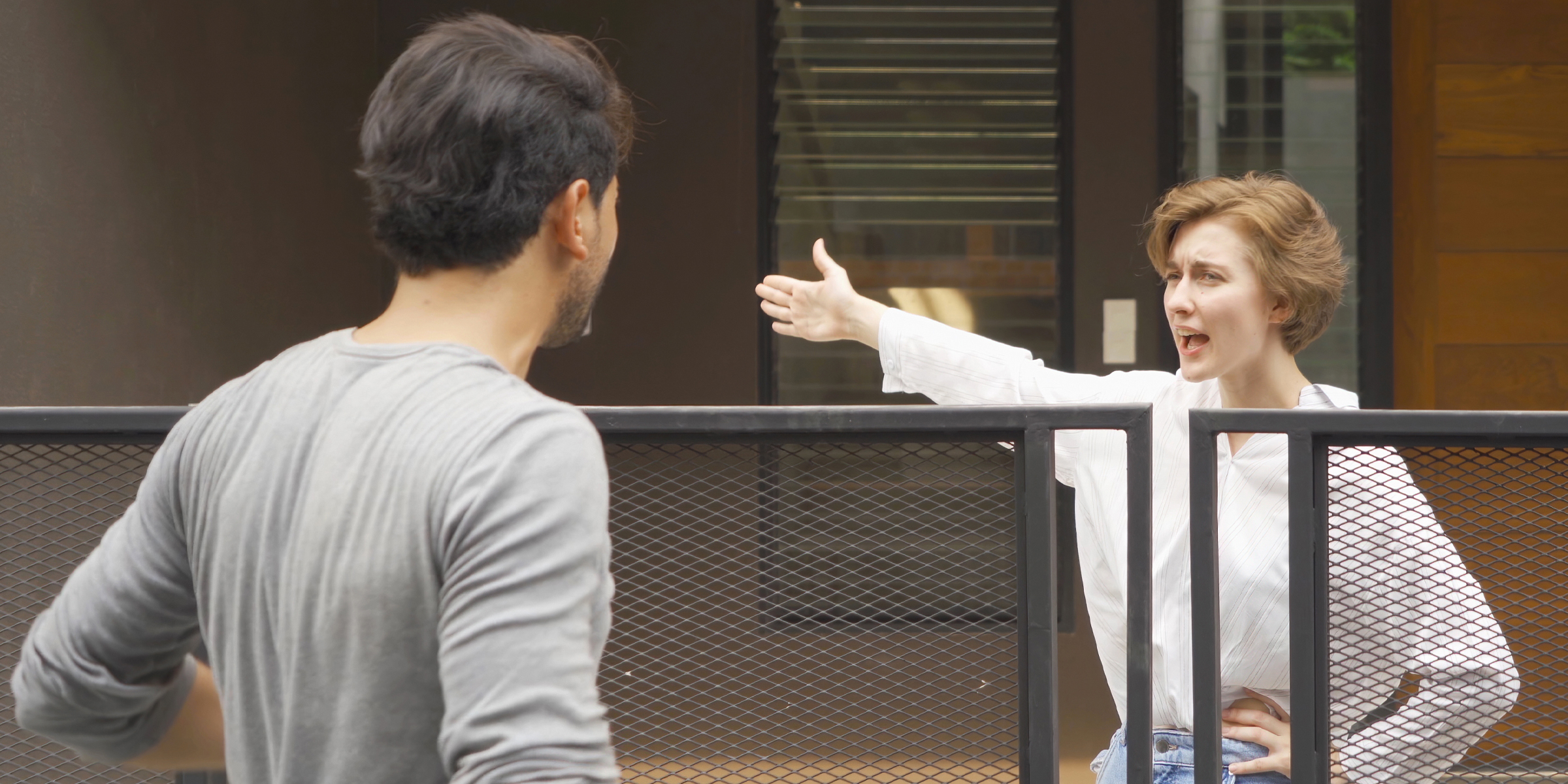 Deux voisins se disputent | Source : Shutterstock