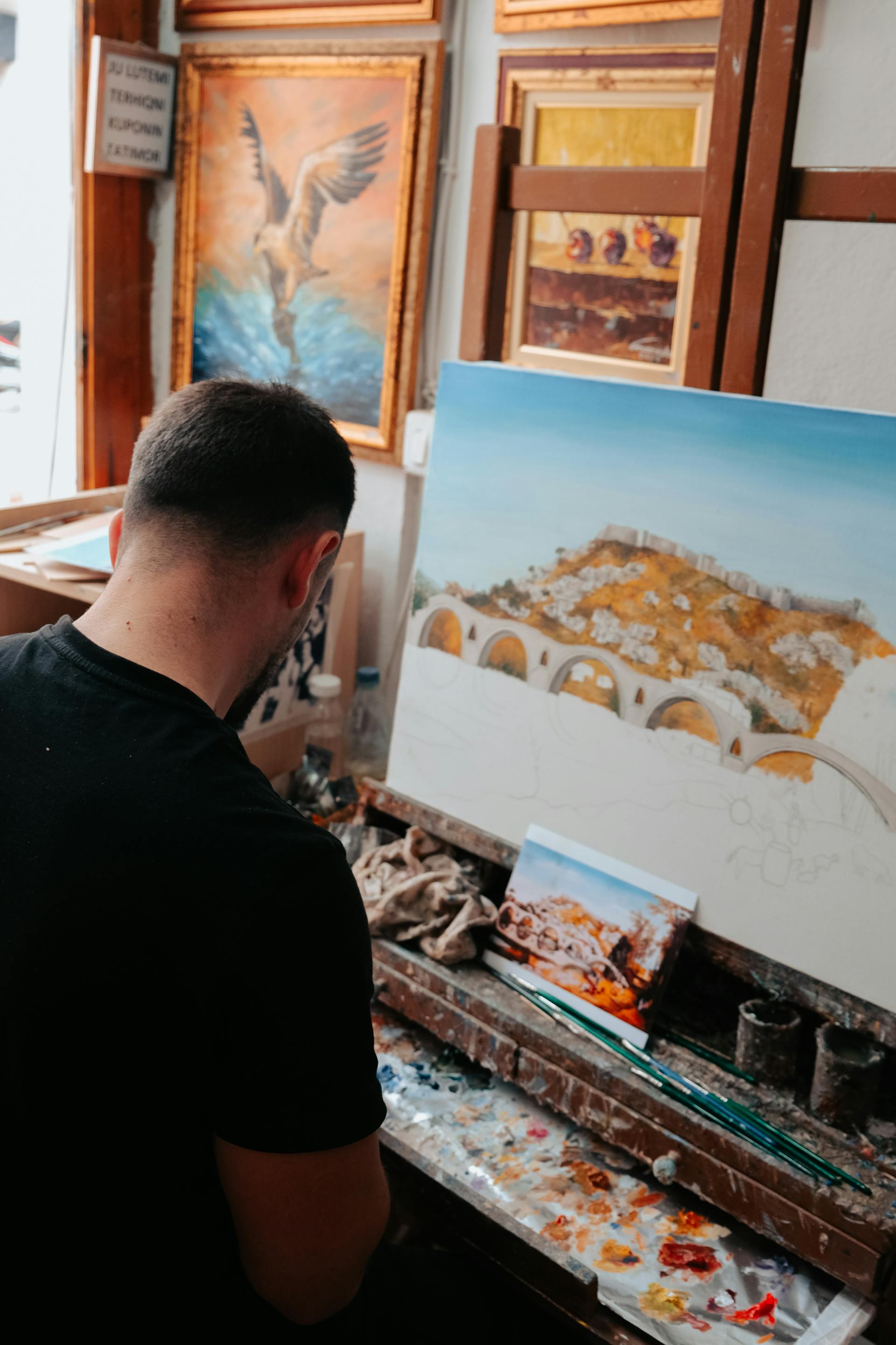 Un homme en train de peindre sur la toile | Source : Pexels