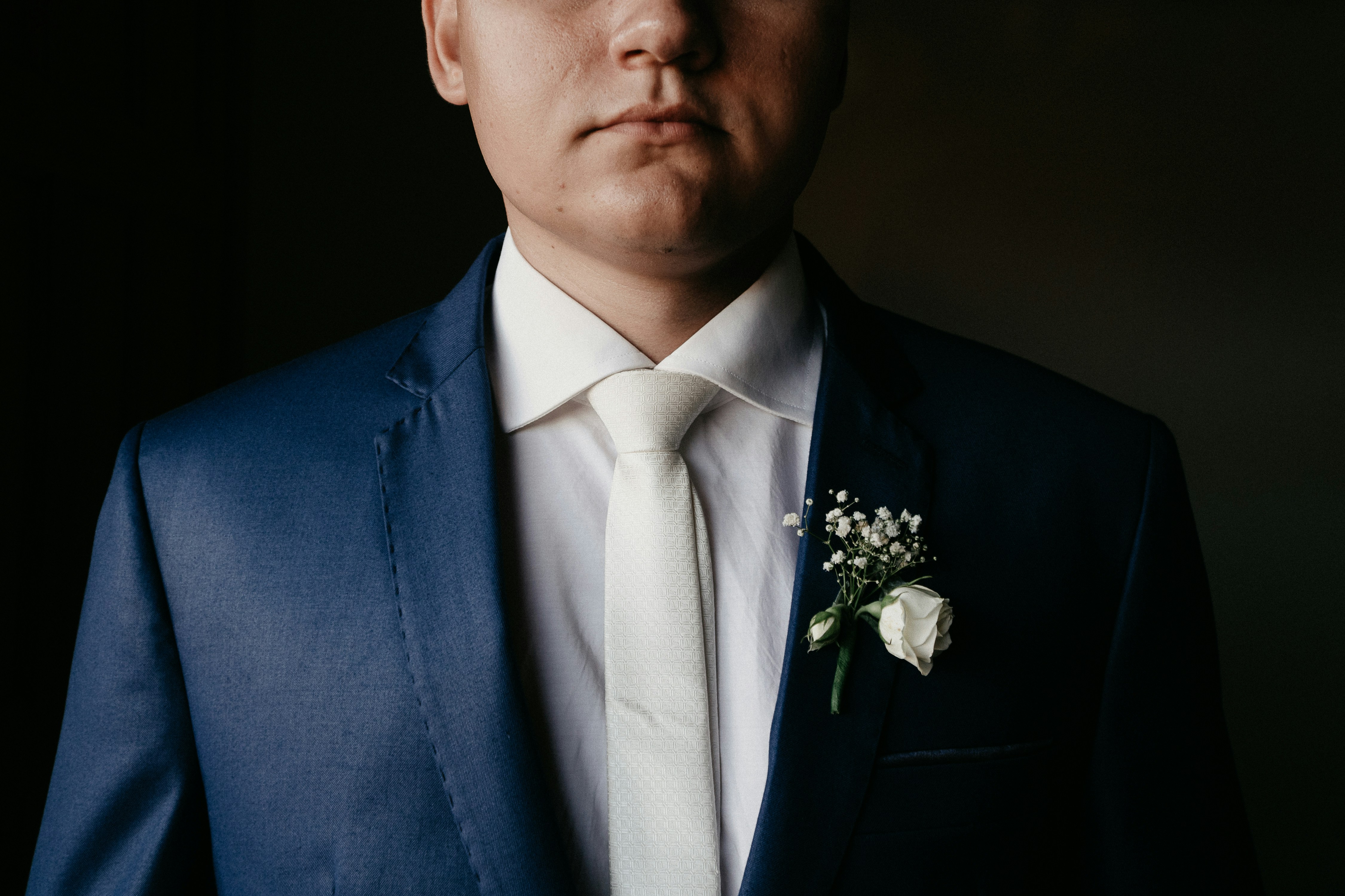 Un homme portant un costume bleu | Source : Unsplash