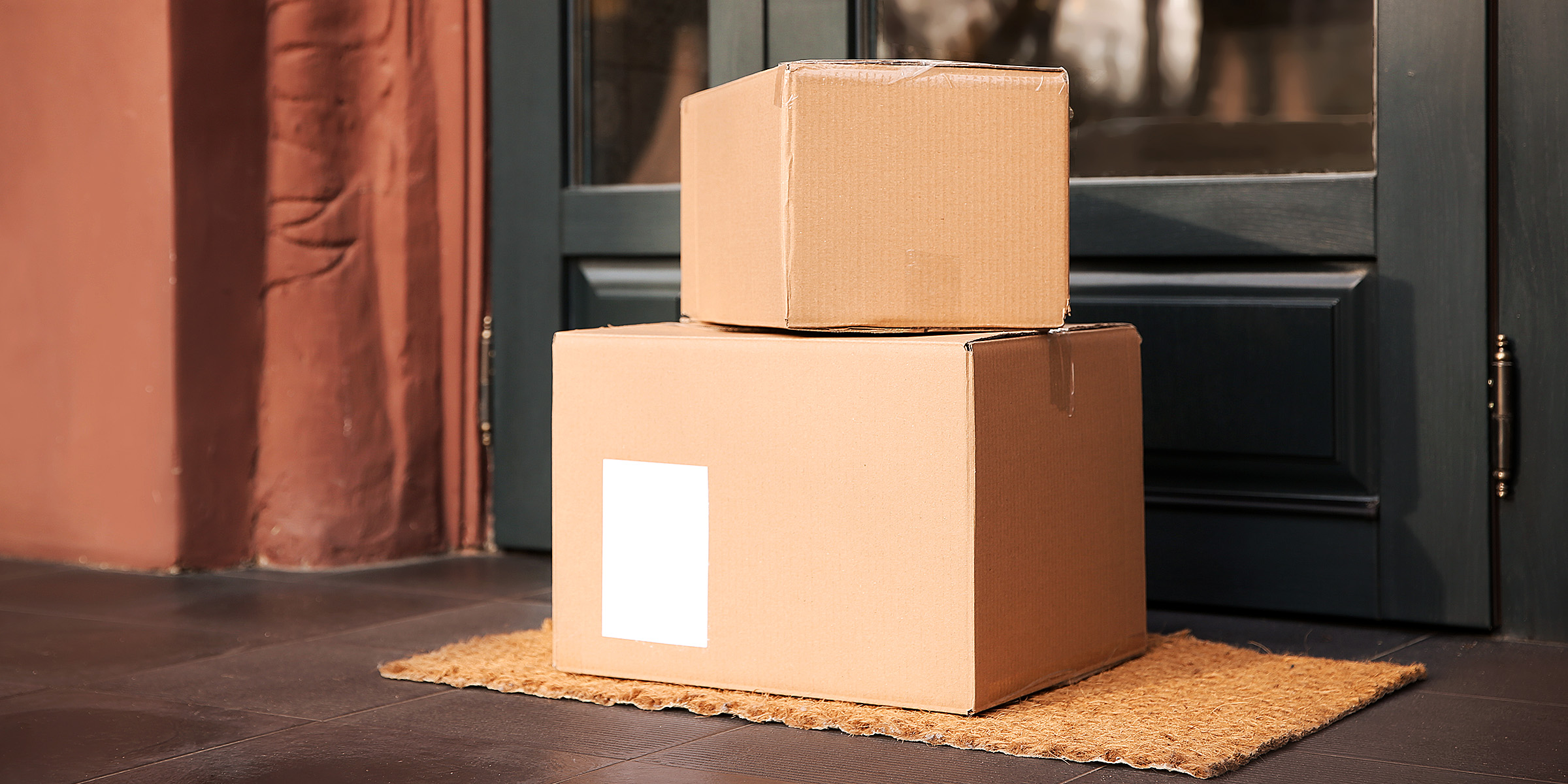 Des boîtes sur le pas de la porte | Source : Shutterstock
