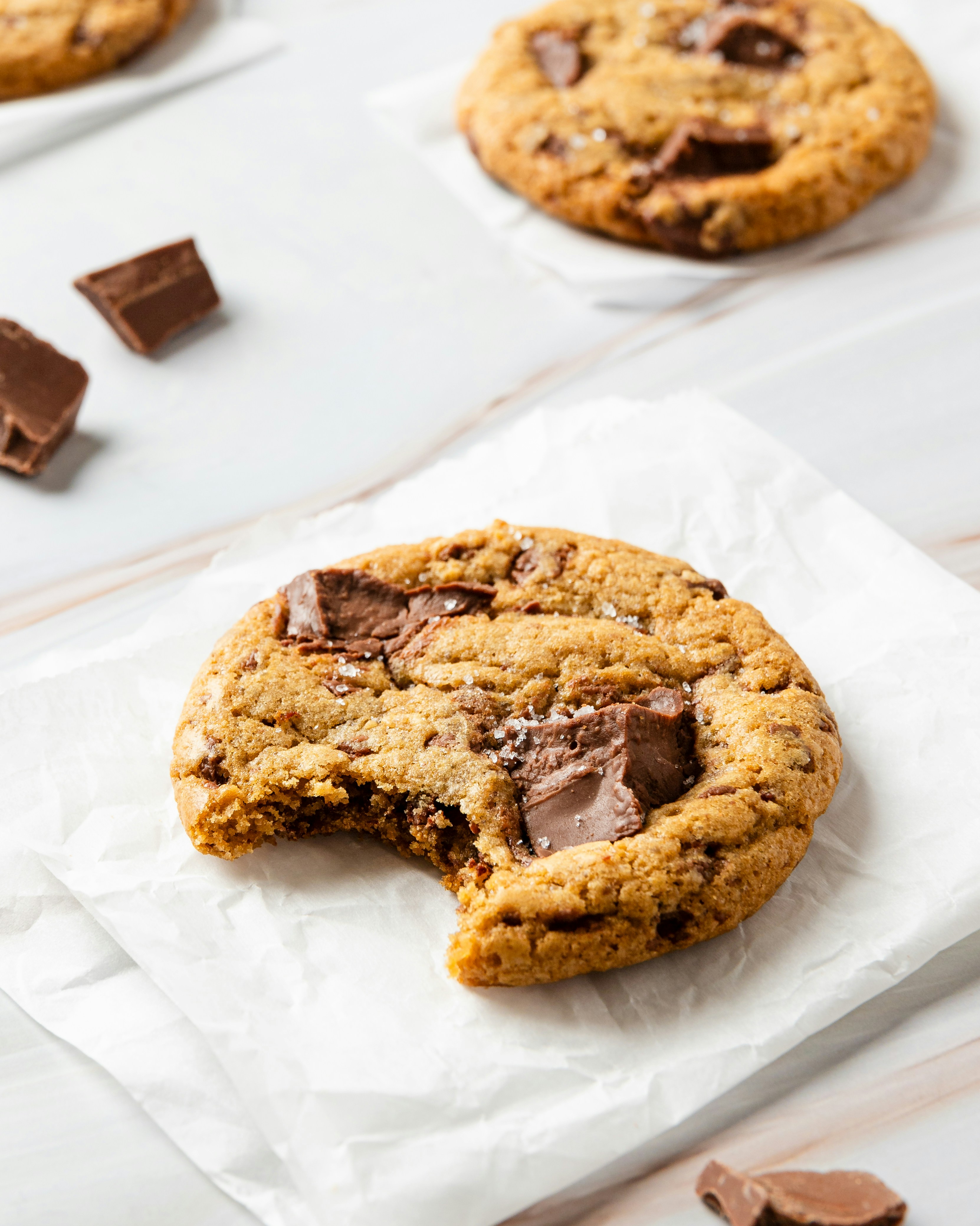 Un cookie aux pépites de chocolat dont on a pris une bouchée | Source : Unsplash