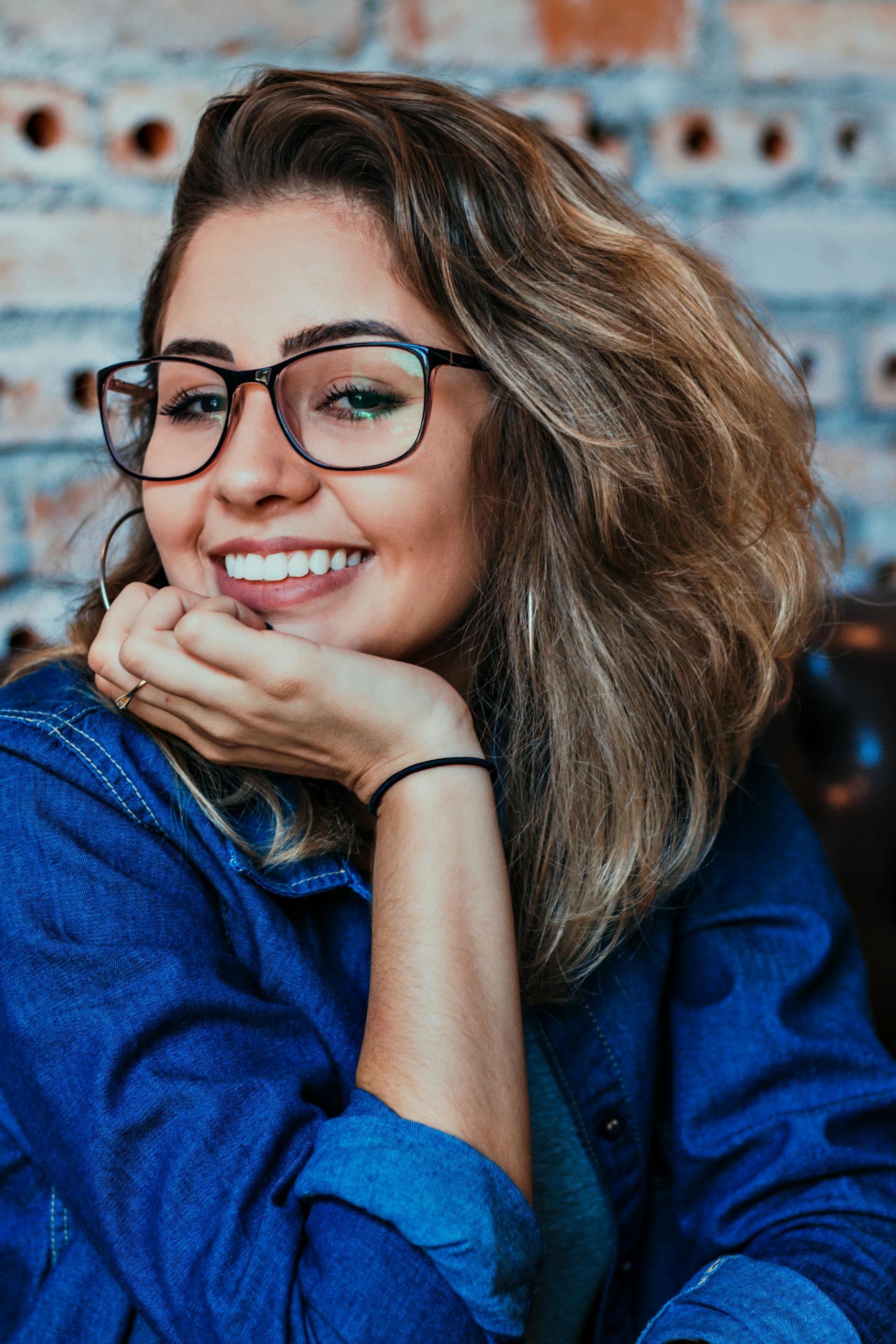 Une femme qui sourit à quelqu'un | Source : Pexels