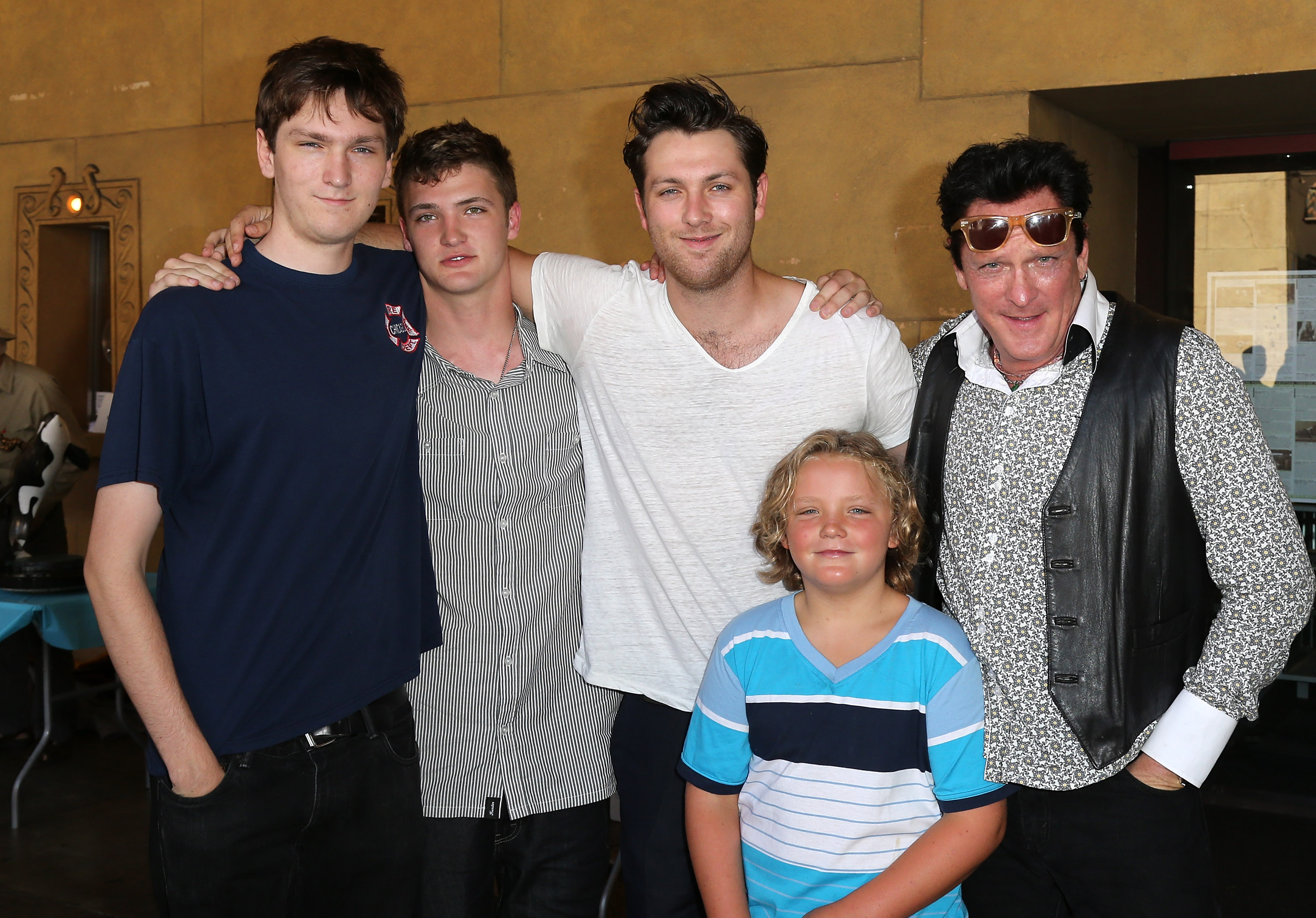 Michael Madsen avec ses fils, Max, Hudson, Christian et Luke Madsen, lors de la célébration du 20e anniversaire de « Free Willy » le 17 août 2013 à Hollywood, en Californie. | Source : Getty Images