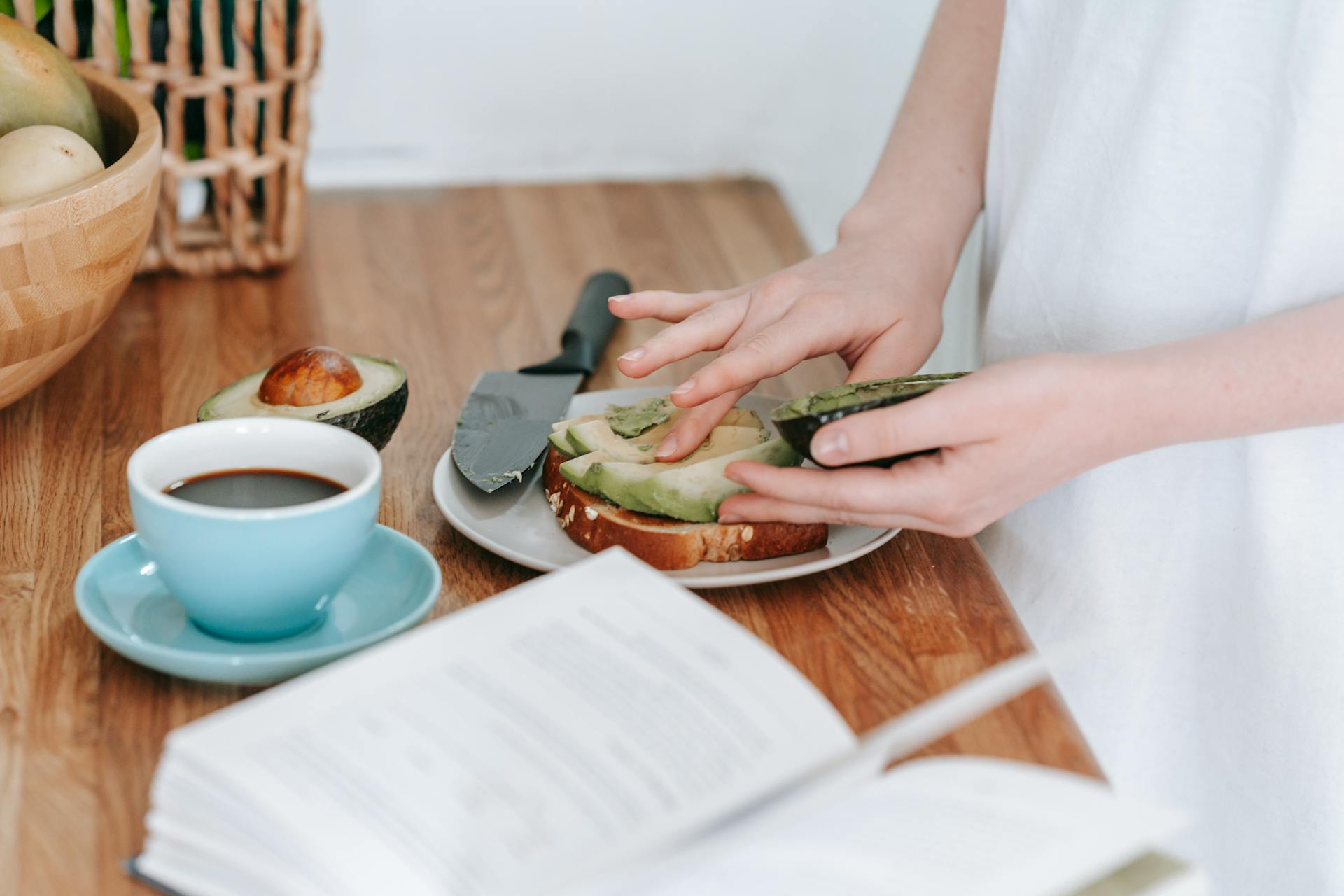 Gros plan sur une femme qui prépare un petit déjeuner sain | Source : Pexels