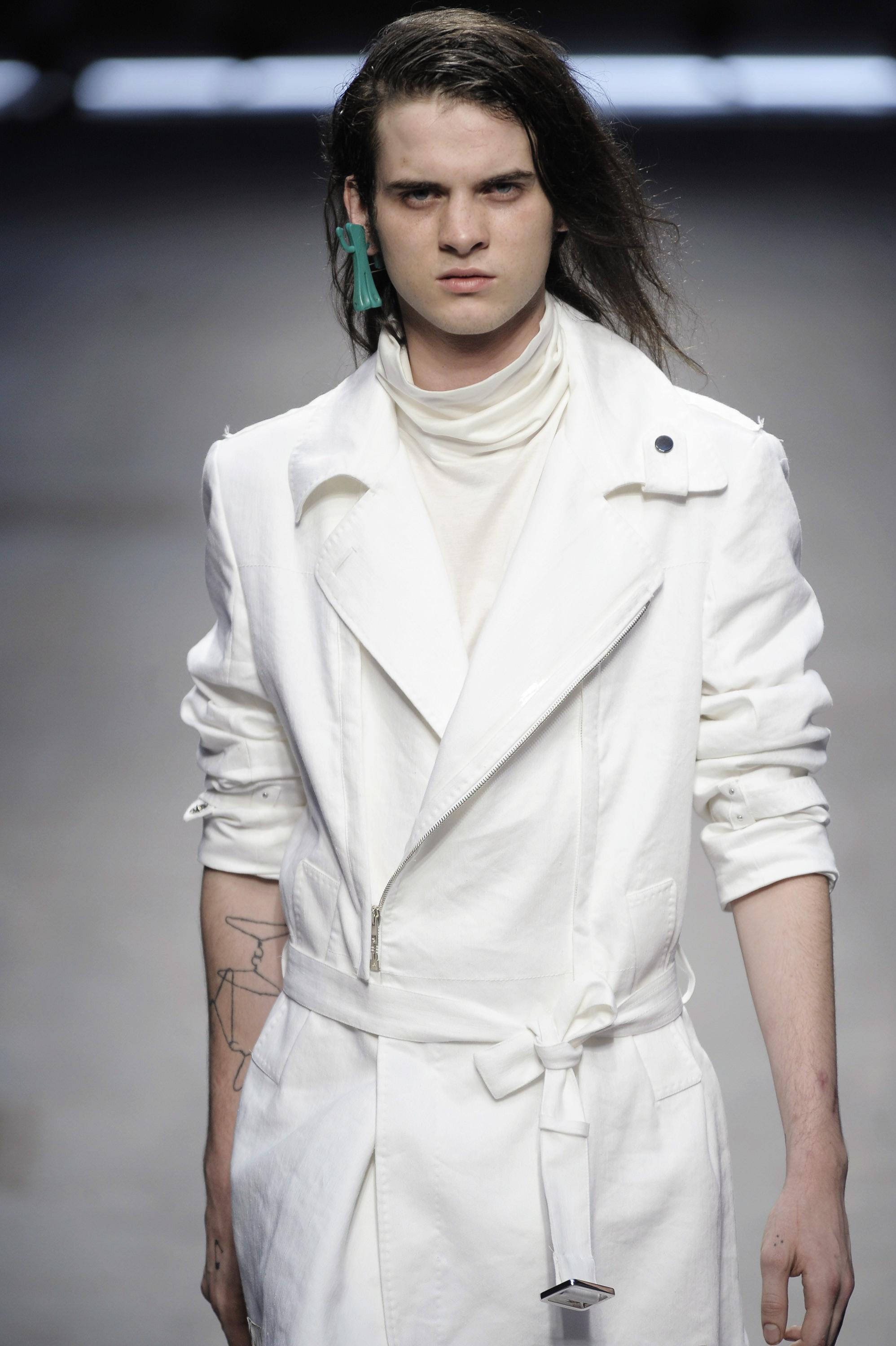 Jethro Lazenby Cave défile lors du défilé Costume National Homme pendant la Fashion Week de Milan Printemps/Été 2010, le 20 juin 2009, en Italie. | Source : Getty Images