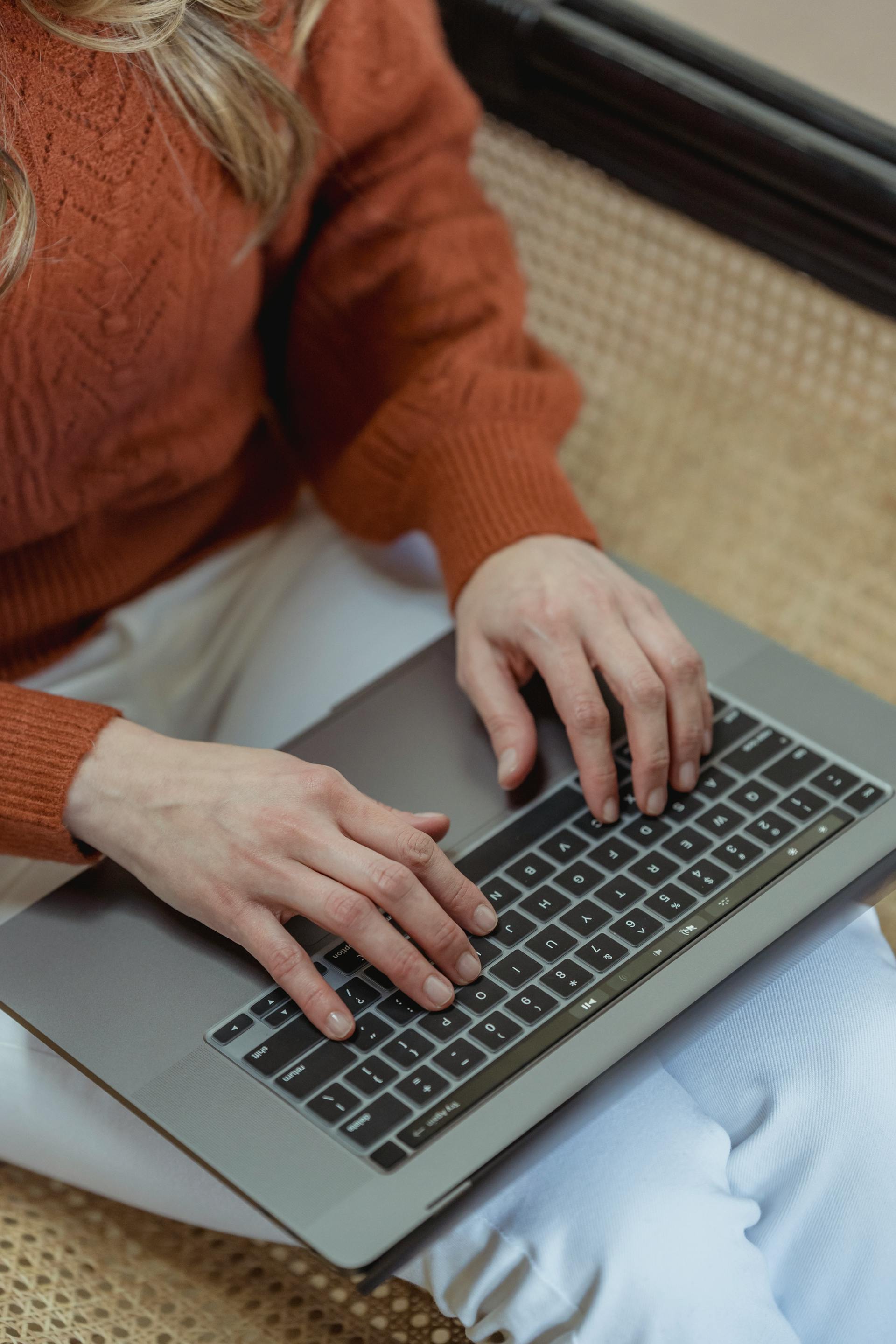 Une femme utilisant son ordinateur portable | Source : Pexels