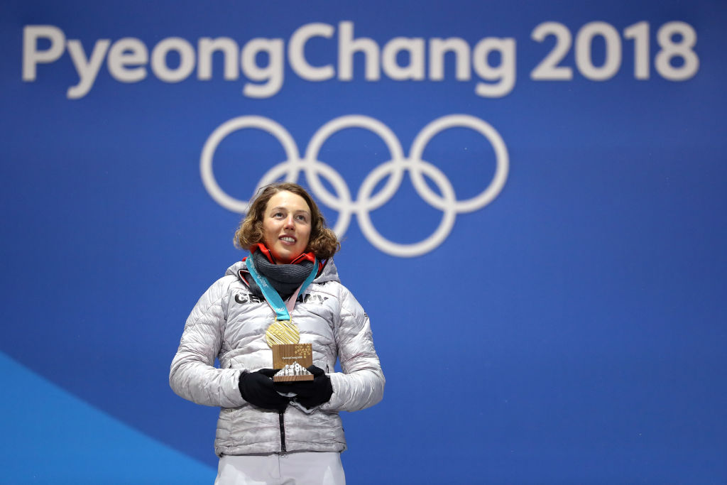 La médaillée d'or allemande Laura Dahlmeier pose lors de la cérémonie de remise des médailles après l'épreuve de poursuite 10 km en biathlon féminin, le quatrième jour des Jeux olympiques d'hiver de PyeongChang 2018. | Source : Getty Images
