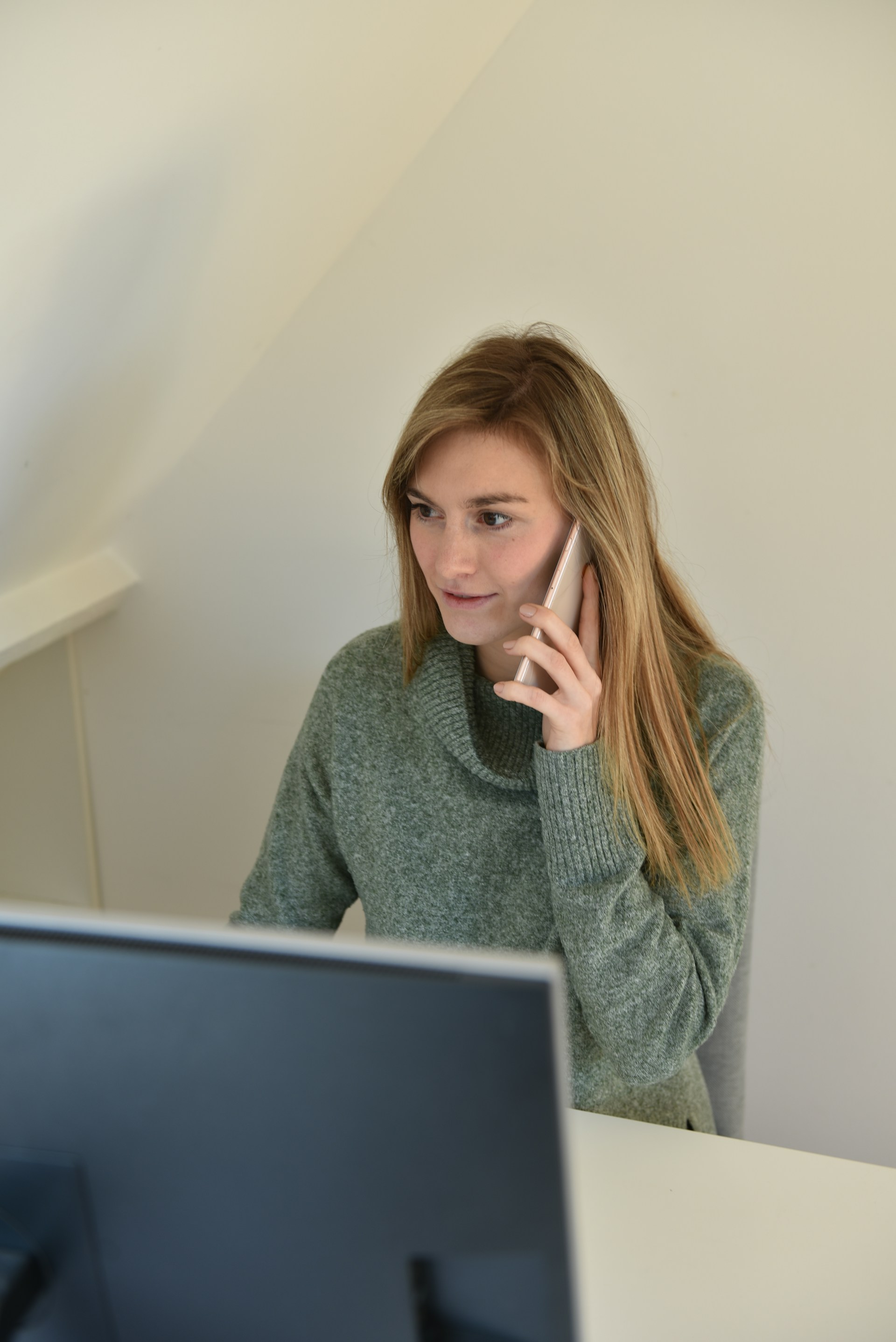 Une femme qui sourit pendant un appel téléphonique | Source : Unsplash