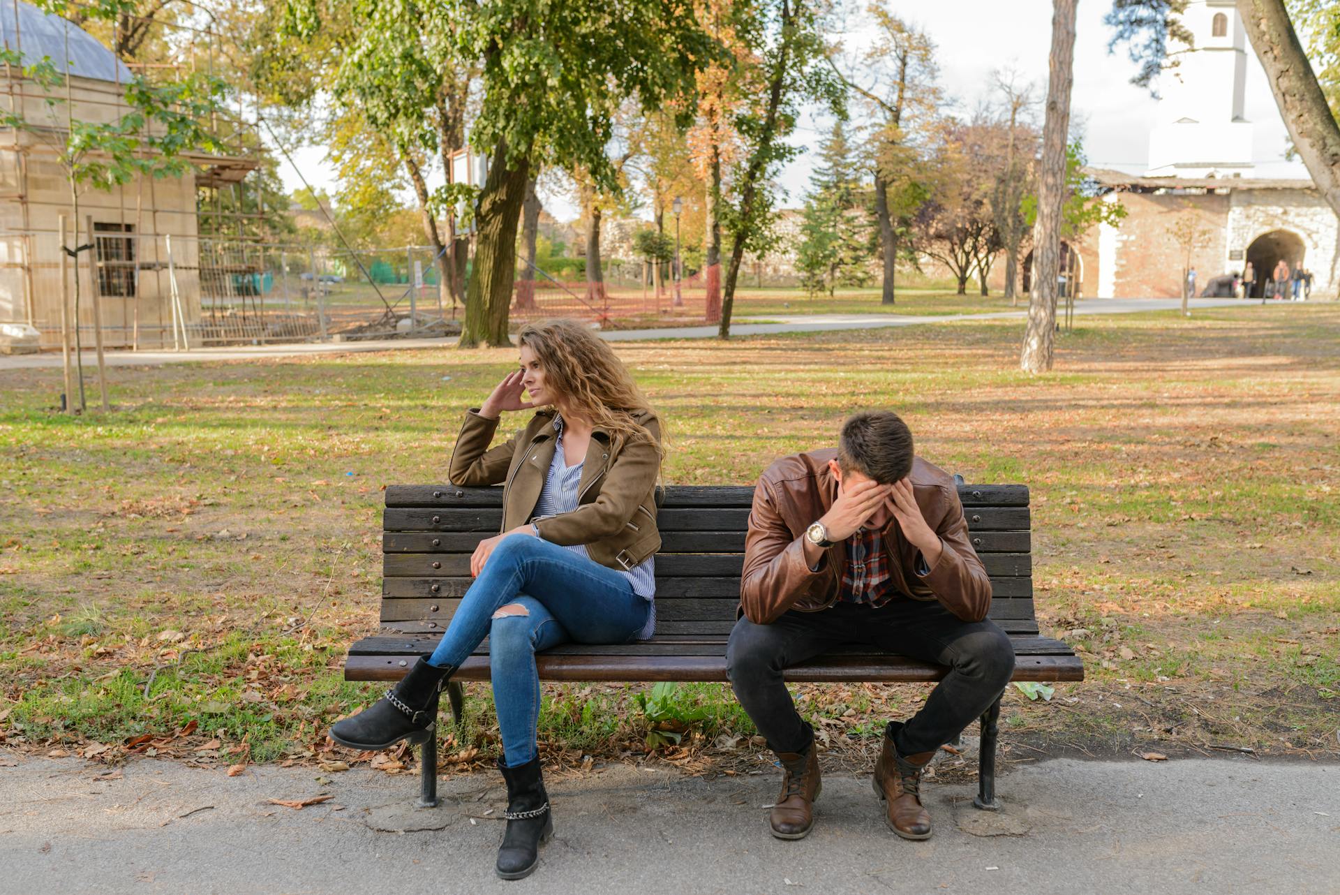 Un couple frustré assis sur un banc en bois | Source : Pexels