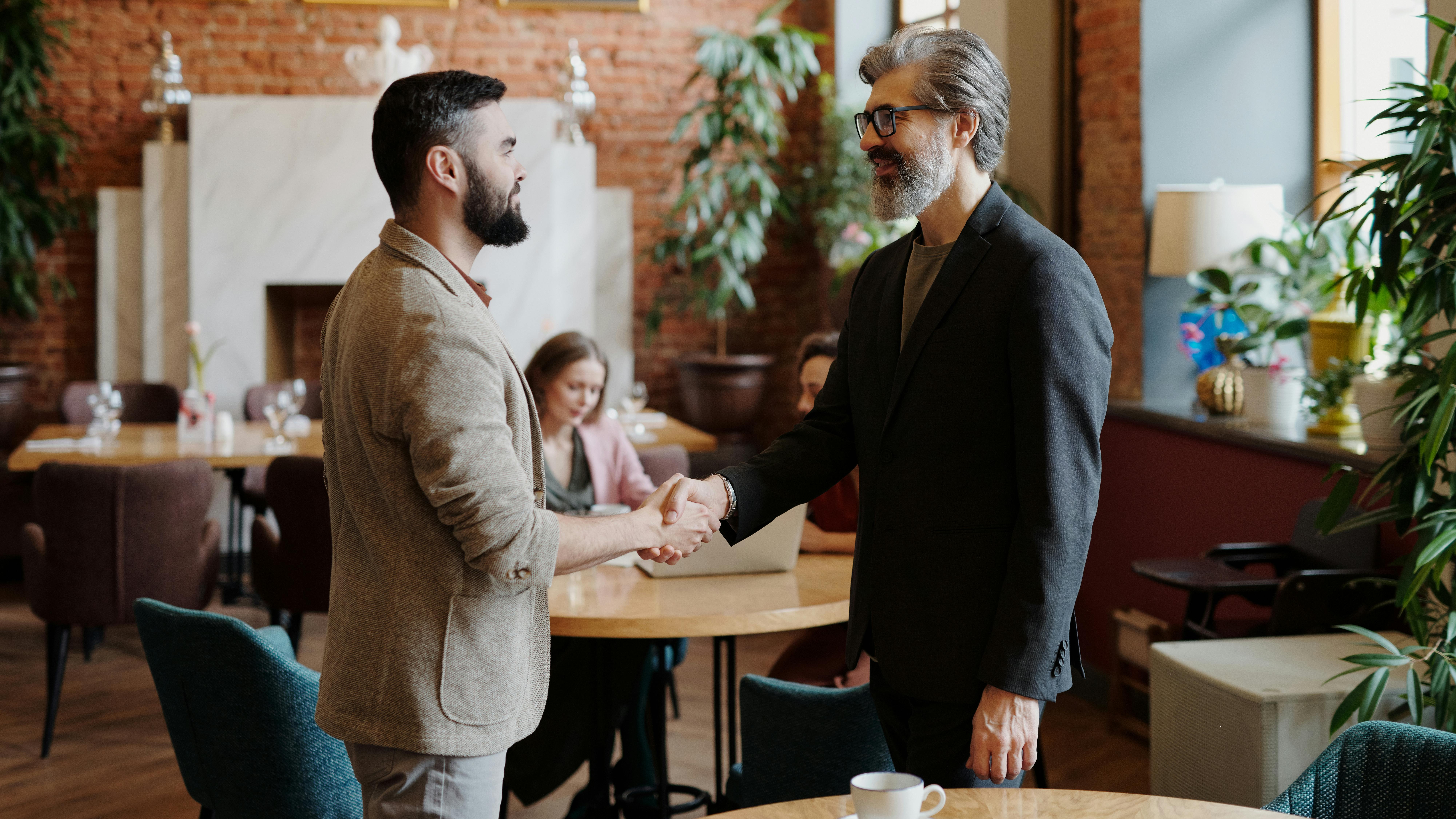 Hommes se serrant la main | Source : Pexels