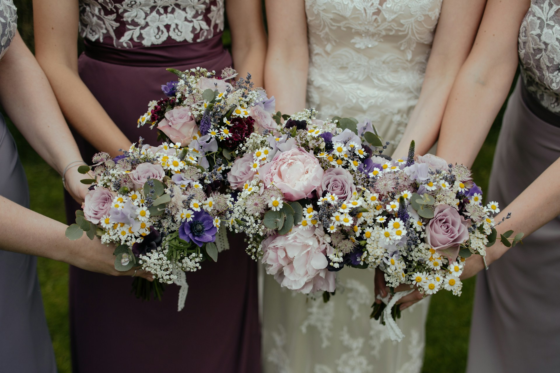 Un groupe de demoiselles d'honneur tenant chacune un bouquet | Source : Unsplash