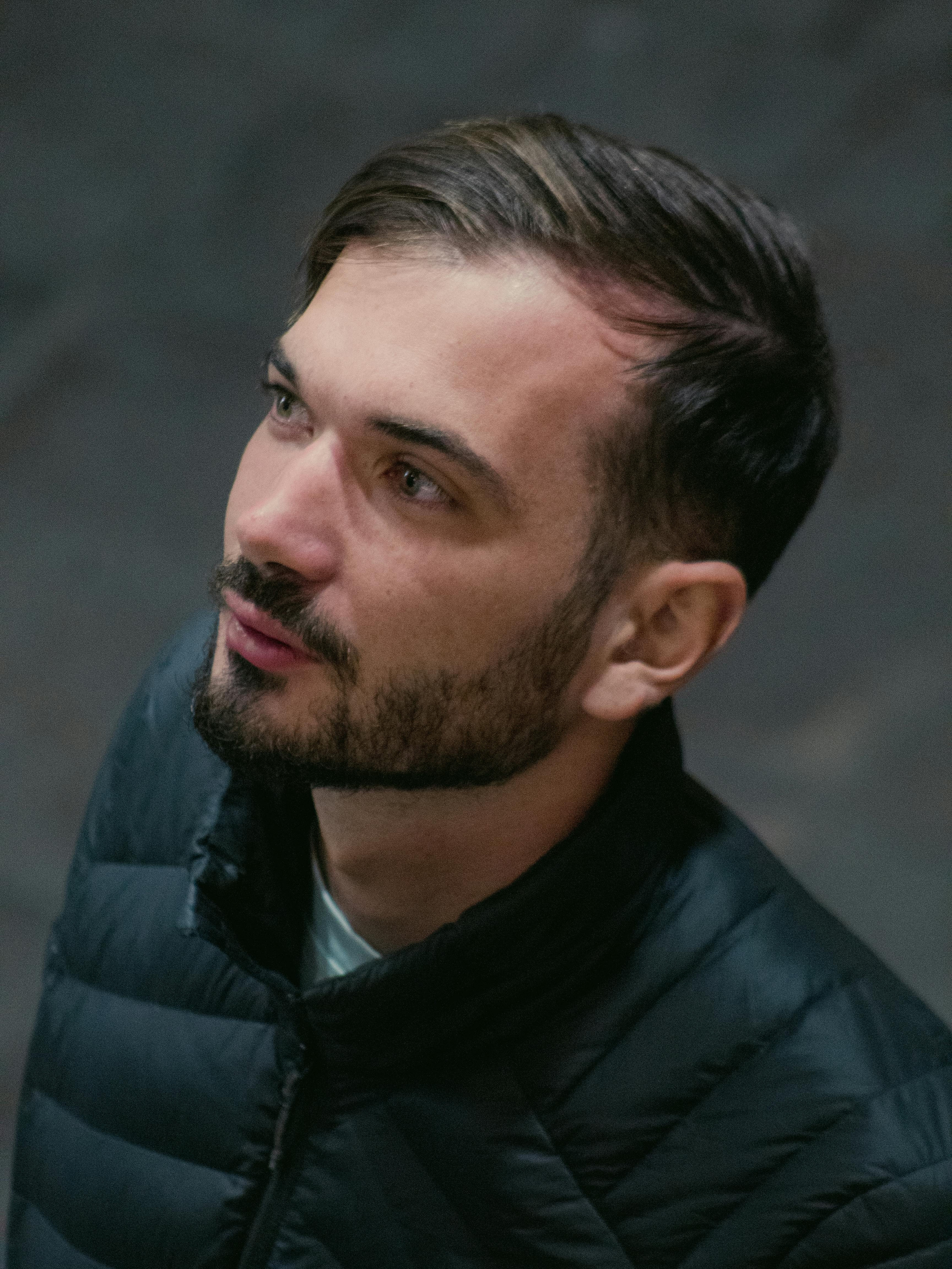 Un homme qui anticipe quelque chose | Source : Pexels