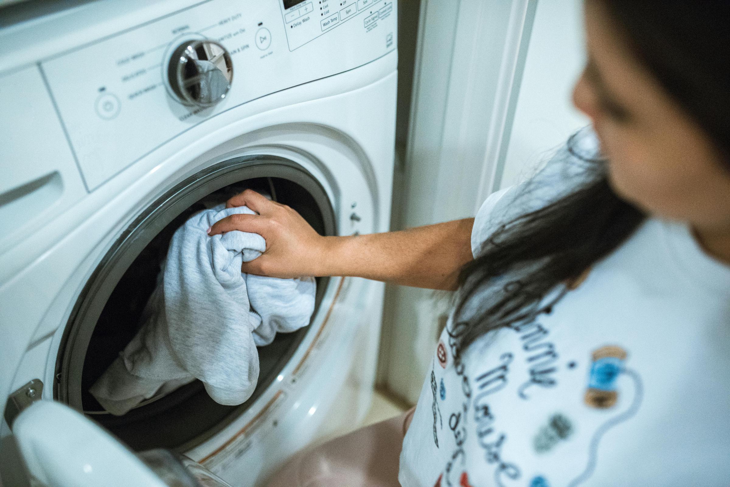 Une femme en train de faire la lessive | Source : Pexels