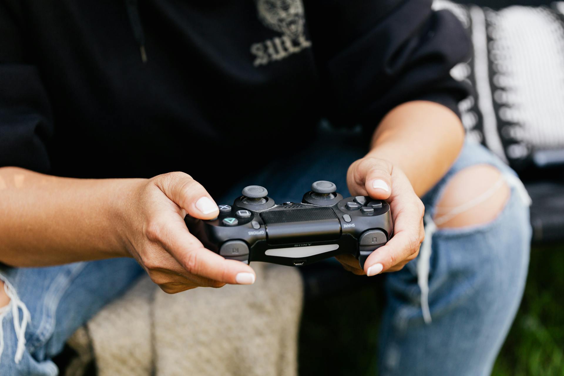 Un homme jouant à un jeu vidéo | Source : Pexels