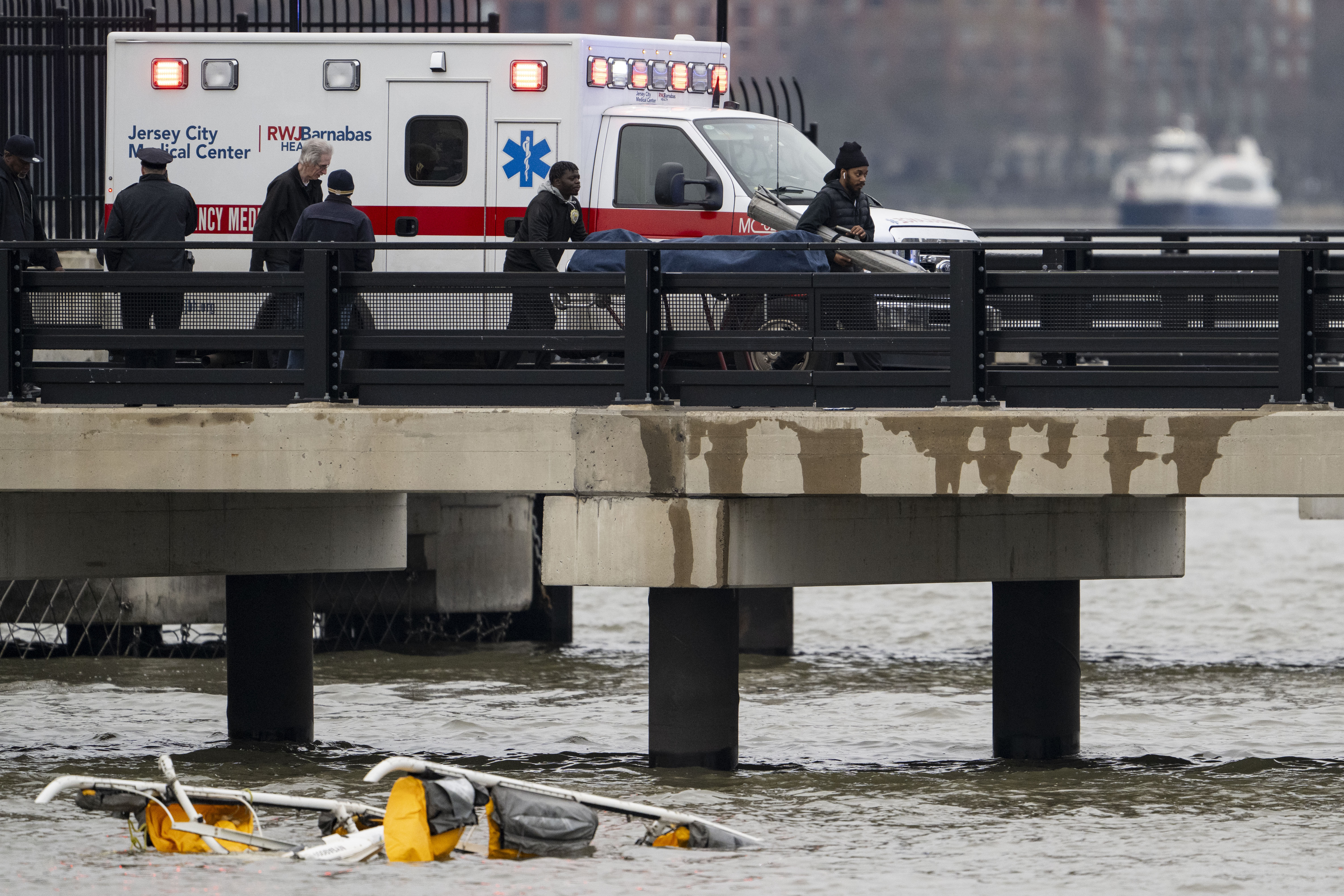 Les médecins légistes déplacent les corps des victimes après qu'un hélicoptère se soit écrasé dans le fleuve Hudson près du sud de Manhattan, le 10 avril 2025 | Source : Getty Images