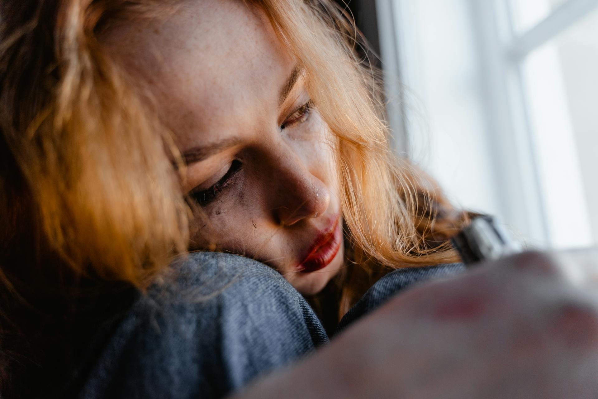 Une femme triste qui regarde par la fenêtre | Source : Pexels