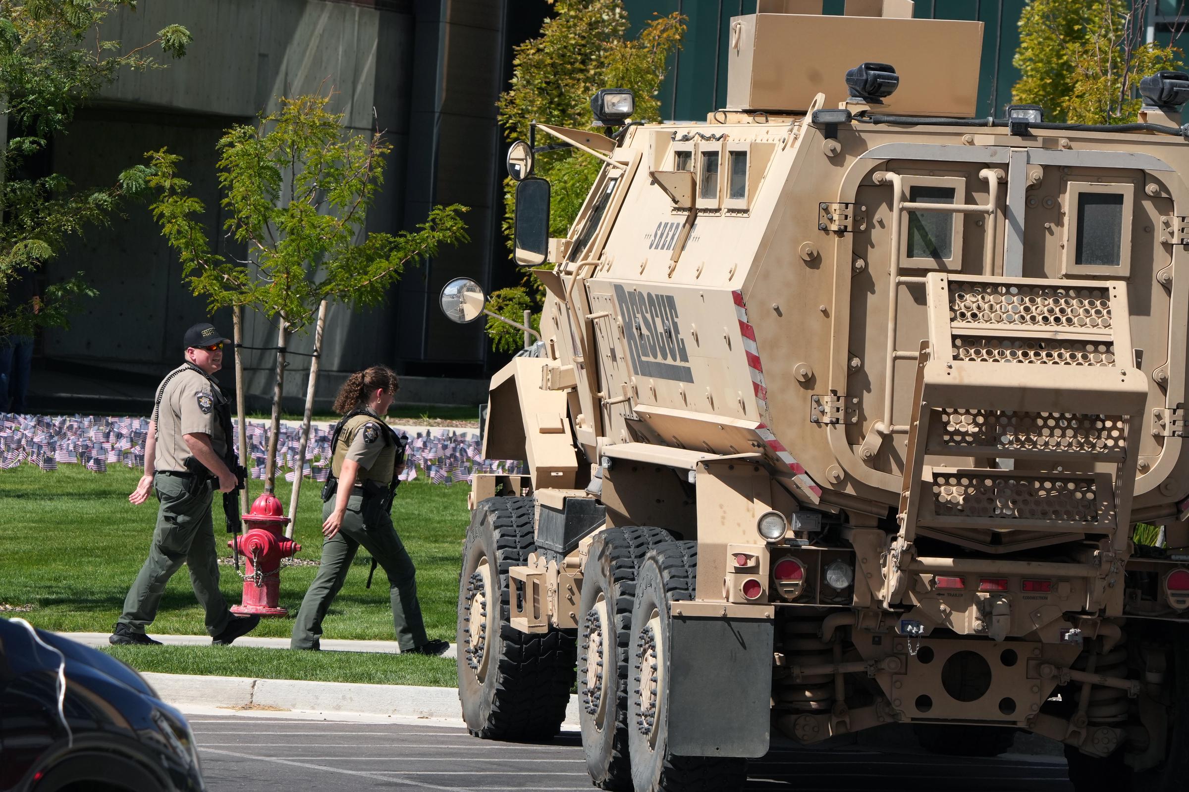 Des agents passent devant un véhicule blindé alors que les forces de l'ordre interviennent après la fusillade à l'Utah Valley University, le 10 septembre 2025 | Source : Getty Images